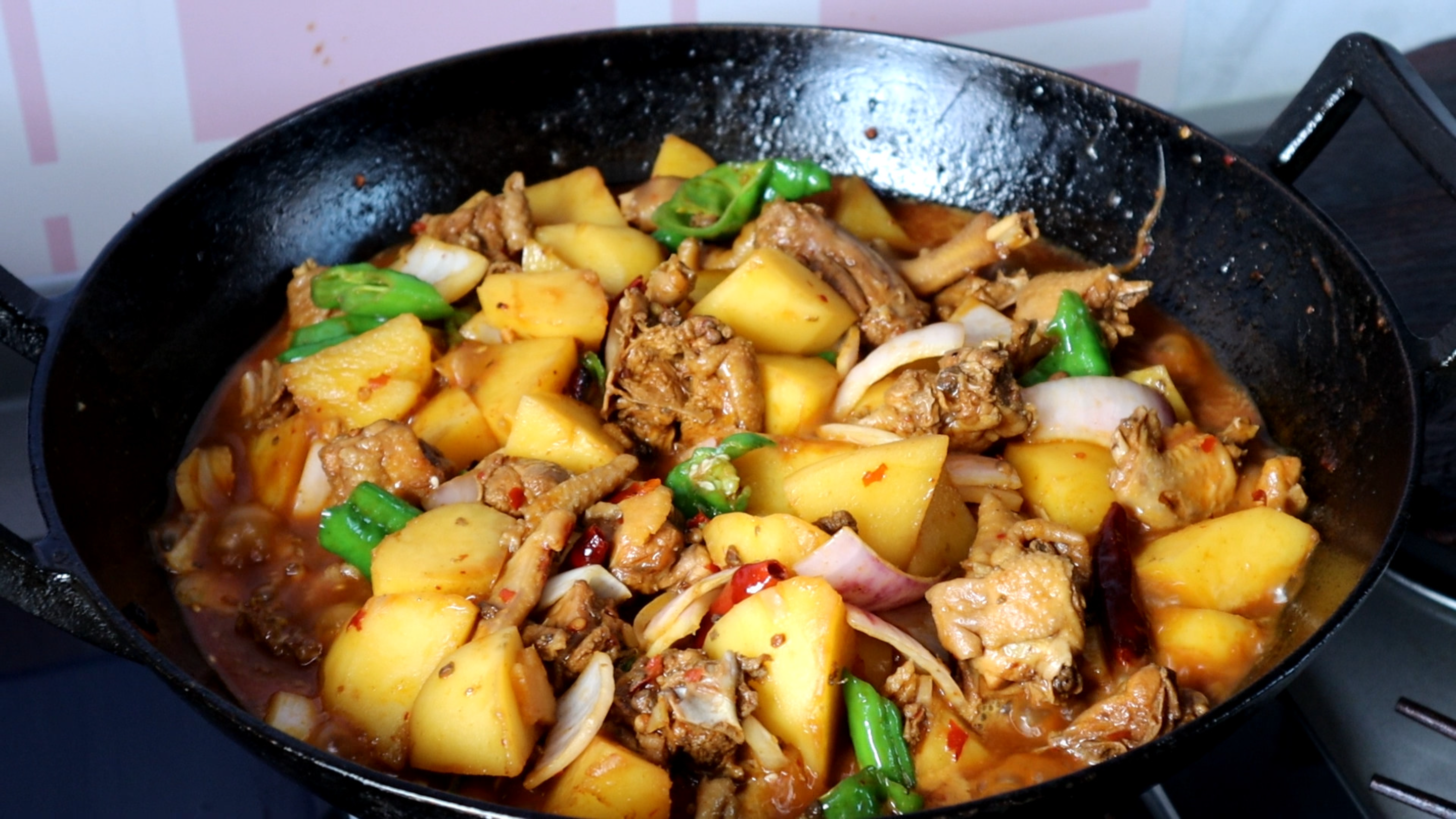 大盘鸡怎么做好吃？做法和诀窍告诉你，这样一次做一锅不够吃