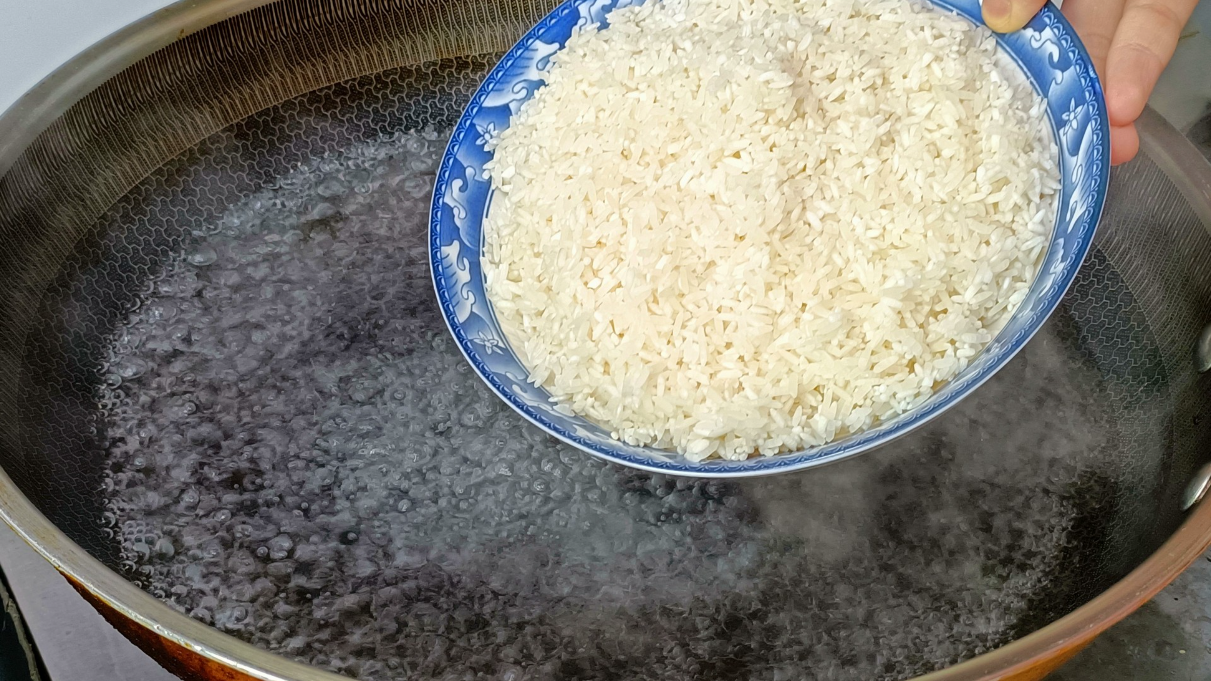 大米倒入滚烫的开水中，出锅瞬间变美食，老保姆拿手绝活，太香了