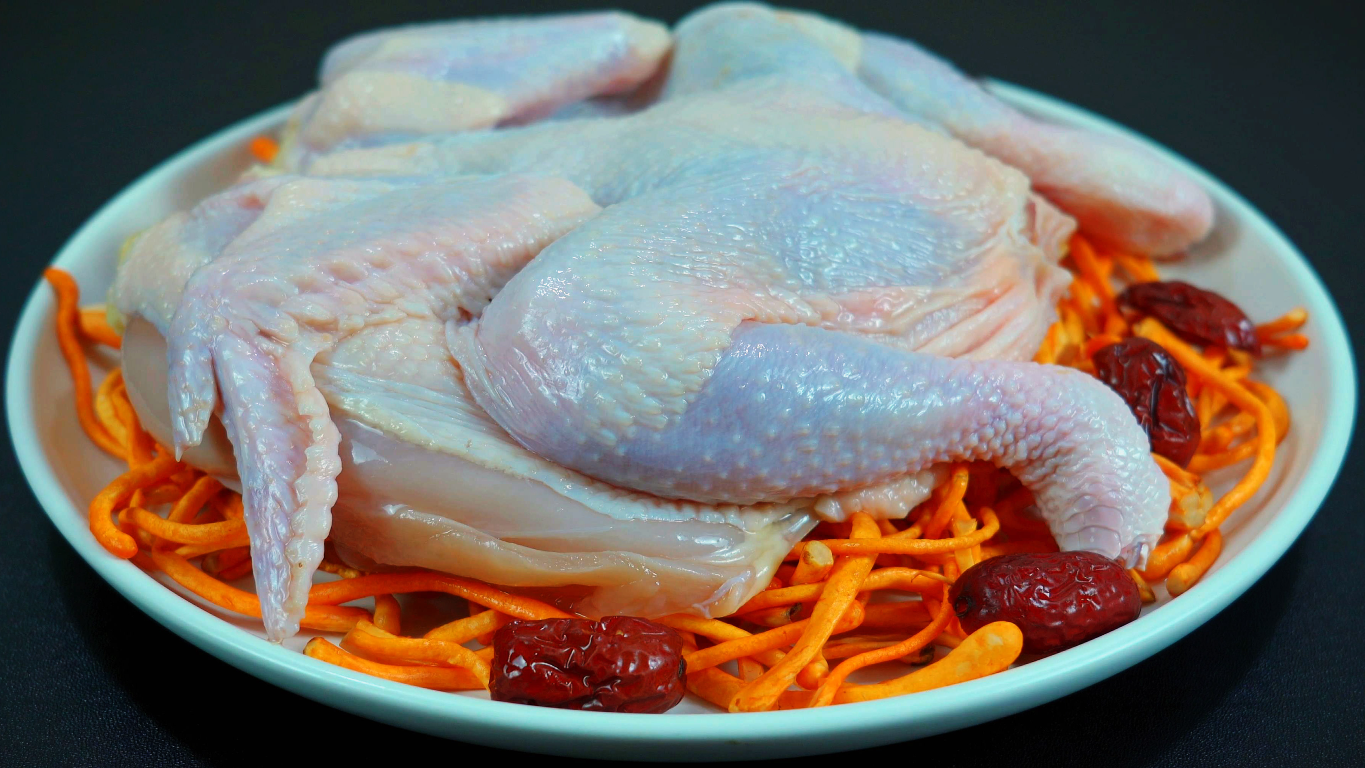 把鸡肉上锅蒸一蒸，出锅就是一道传统名菜，盐水蒸鸡，清蒸童子鸡