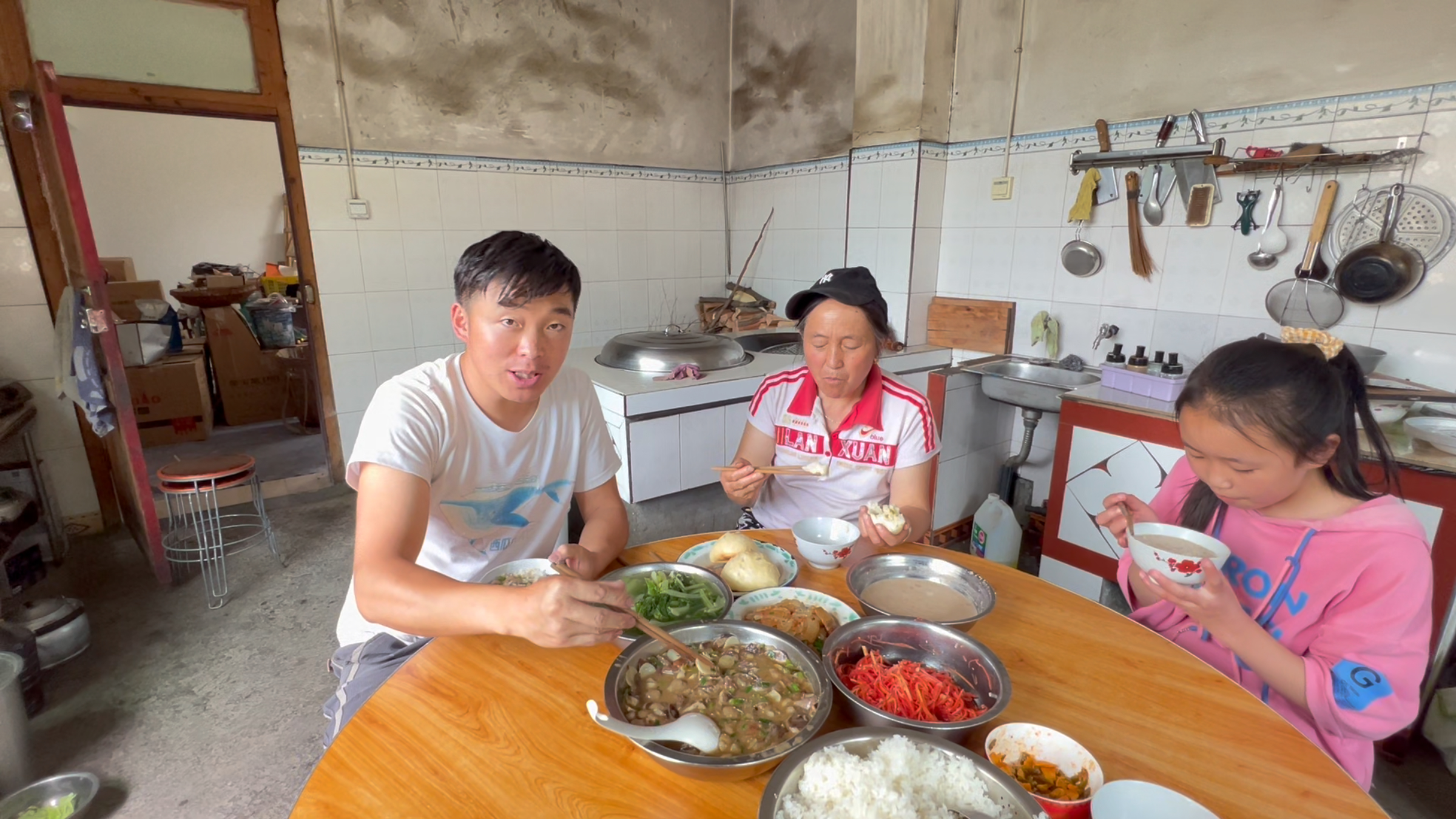 采回家的野生菌怎么吃?鲜嫩爽口又多汁,拌饭一次能吃几大碗