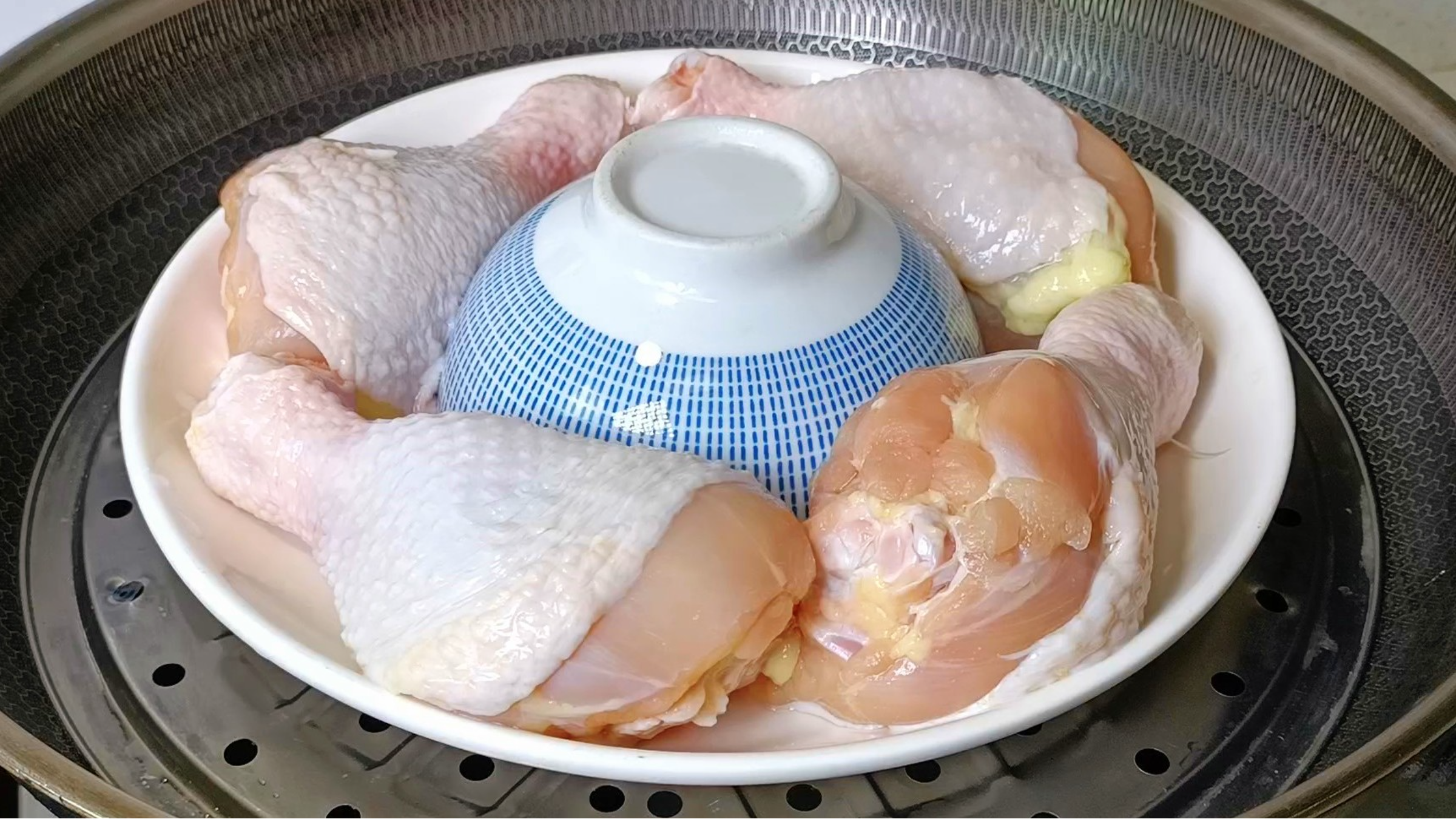 把鸡腿放锅里蒸一蒸，出锅瞬间变美食，30年头一次见，营养美味
