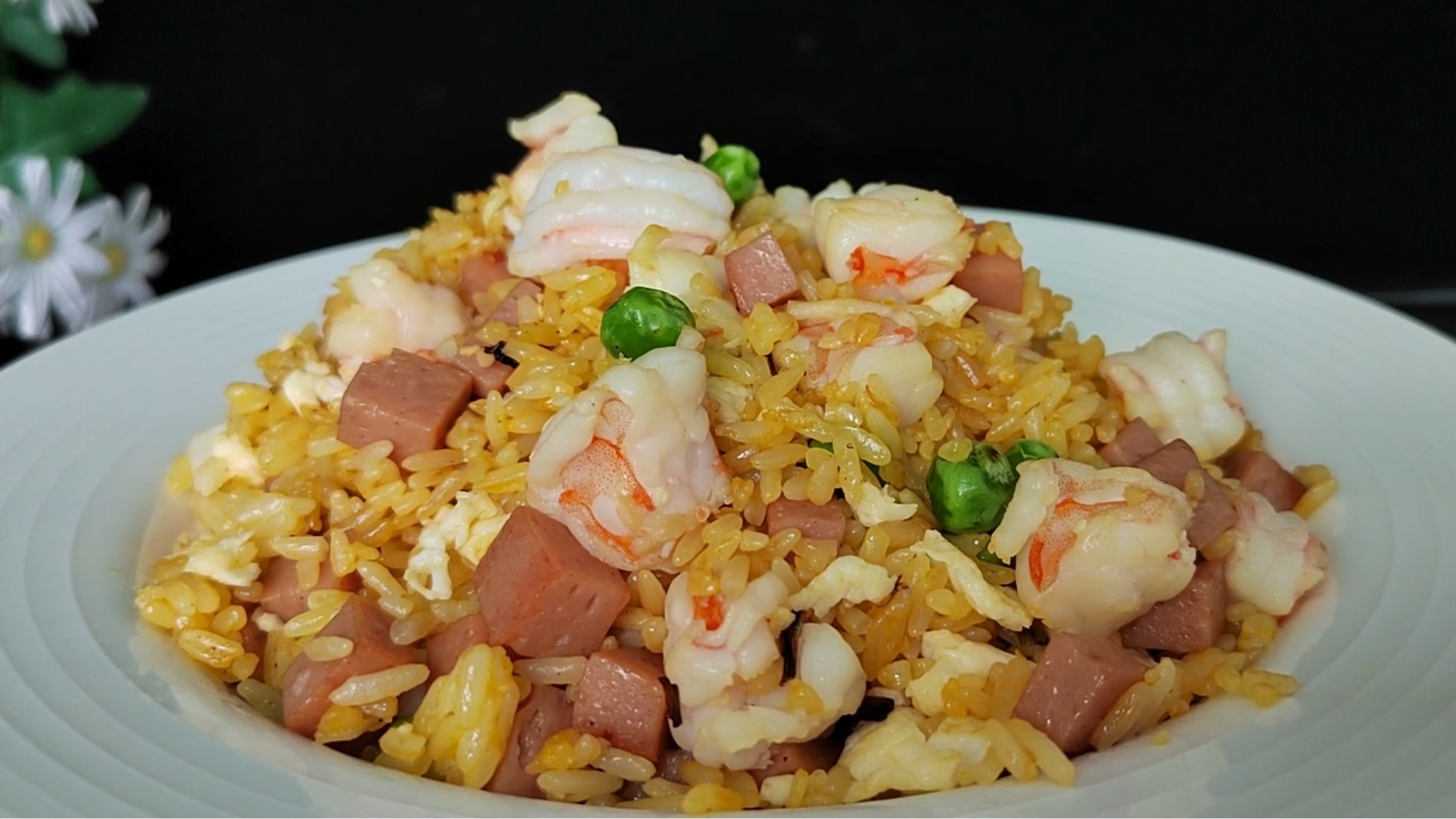 天热不想吃饭，来上一盘虾仁炒饭，粒粒分明香气四溢，专治没胃口