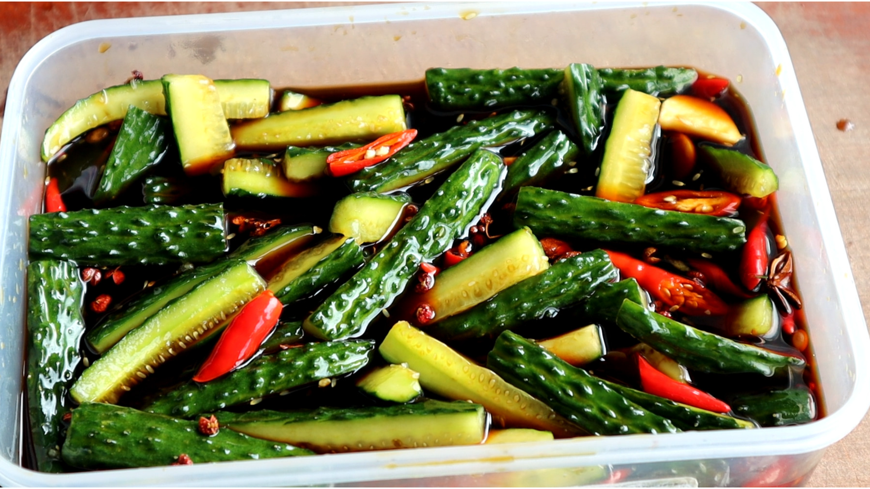 教你在家腌酱黄瓜，翠绿爽口好吃，做法简单，一次腌一盆不够吃