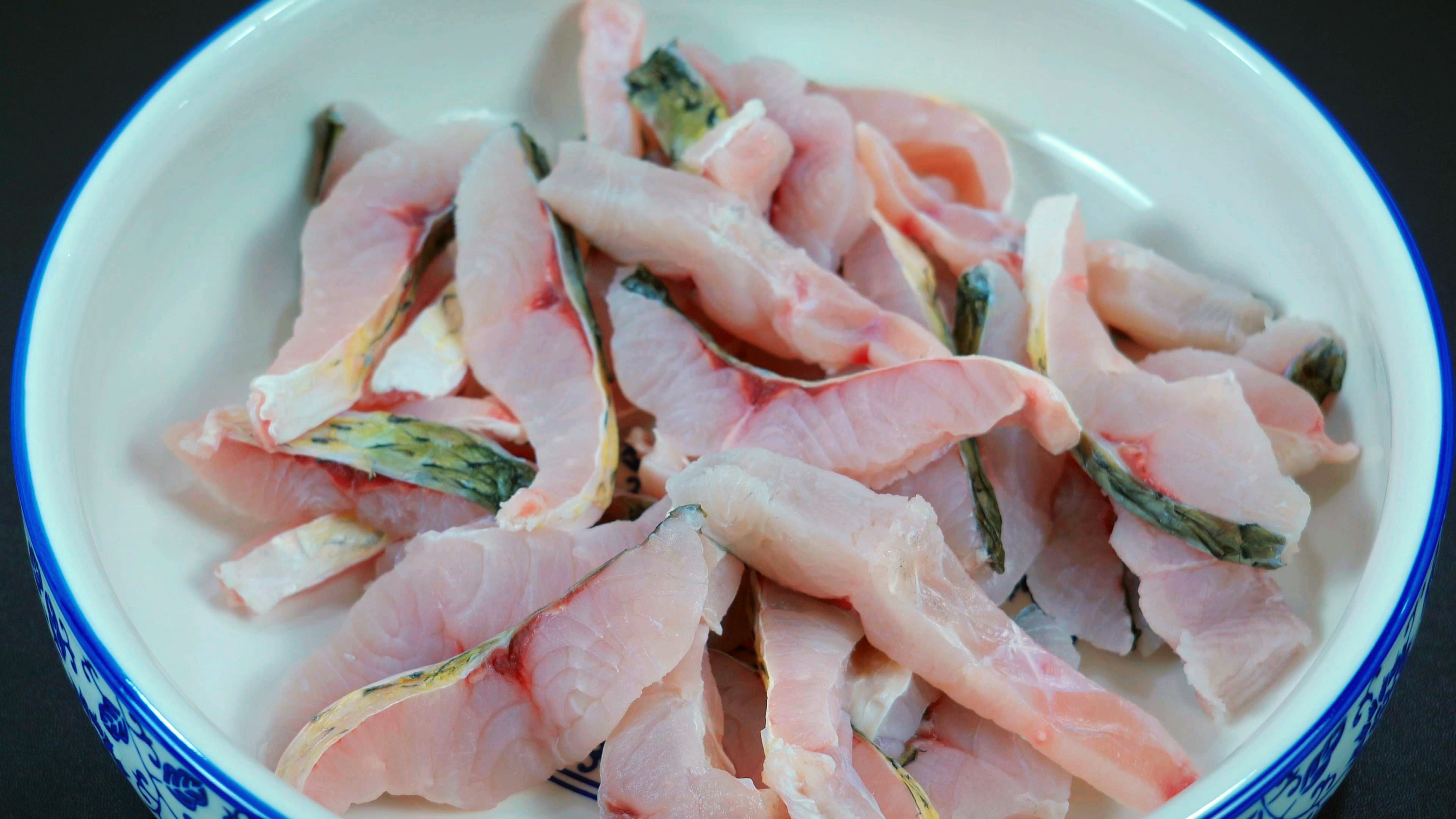 草鱼怎么做好吃？一鱼两吃特色做法，麻辣干煸鱼块和香浓鲜美鱼汤