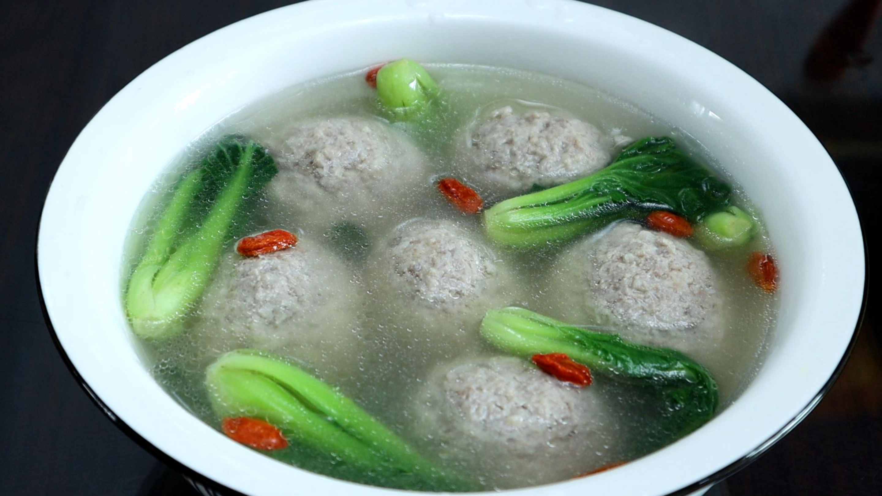 清炖狮子头，诀窍告诉你，汤鲜肉香，肉丸松软鲜嫩好吃，无腥味