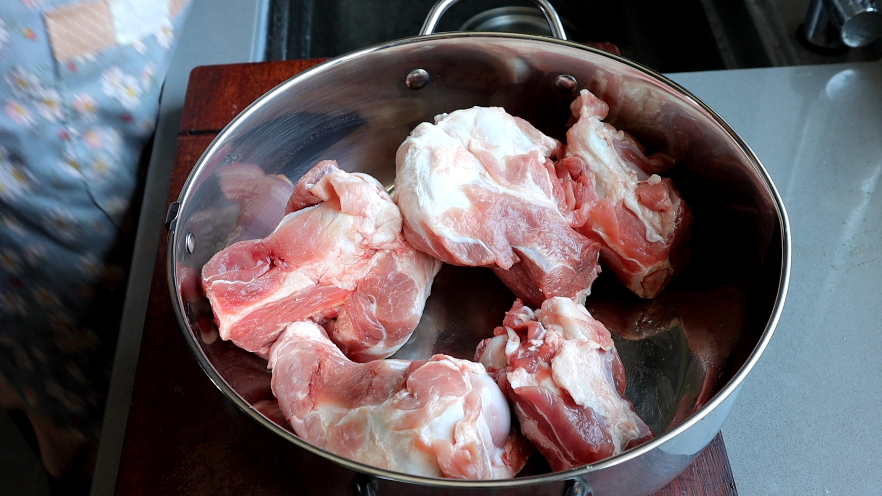 炖骨头汤，切记不要直接炖，诀窍告诉你，骨汤香浓肉软烂，超好喝