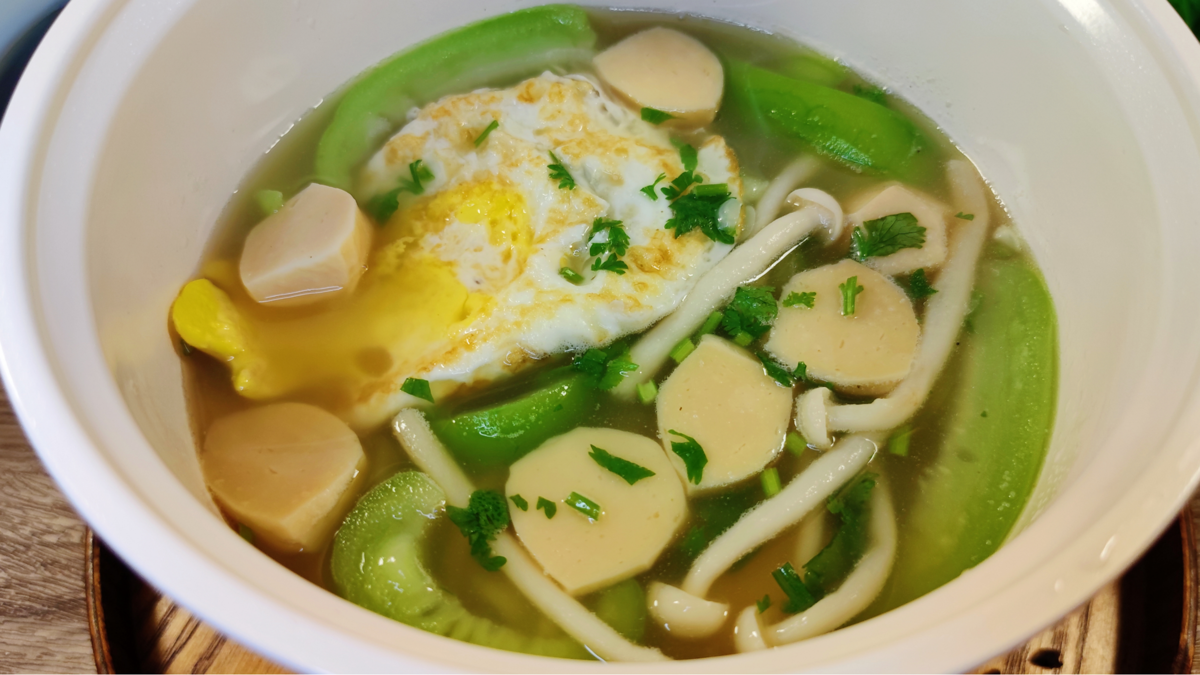 这个减脂餐也太鲜了!低卡丝瓜鸡蛋鱼丸汤,做法简单美味饱腹晚餐