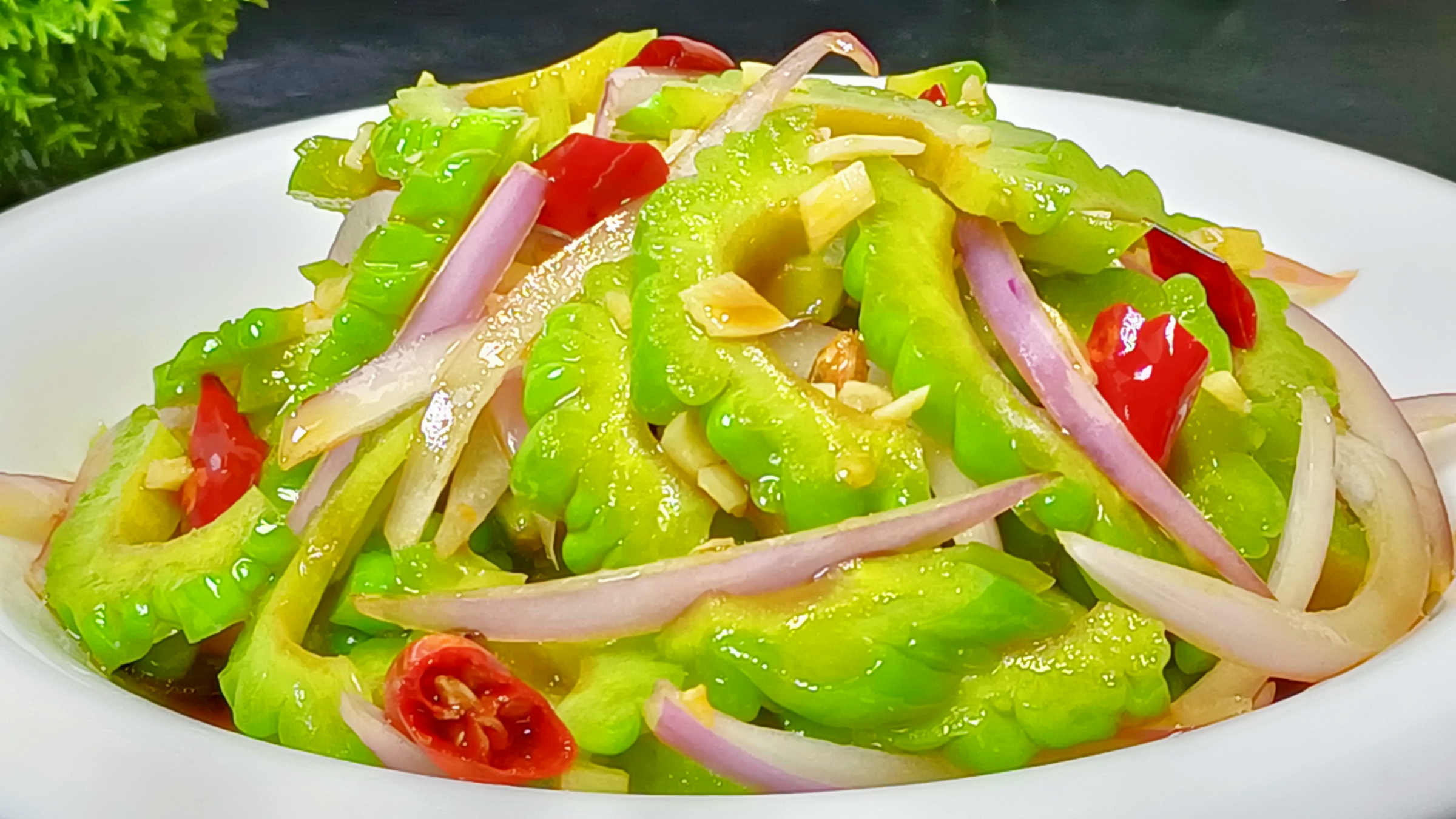 凉拌苦瓜直接放盐是大错，我来教你正确做法，清爽开胃，脆嫩好吃