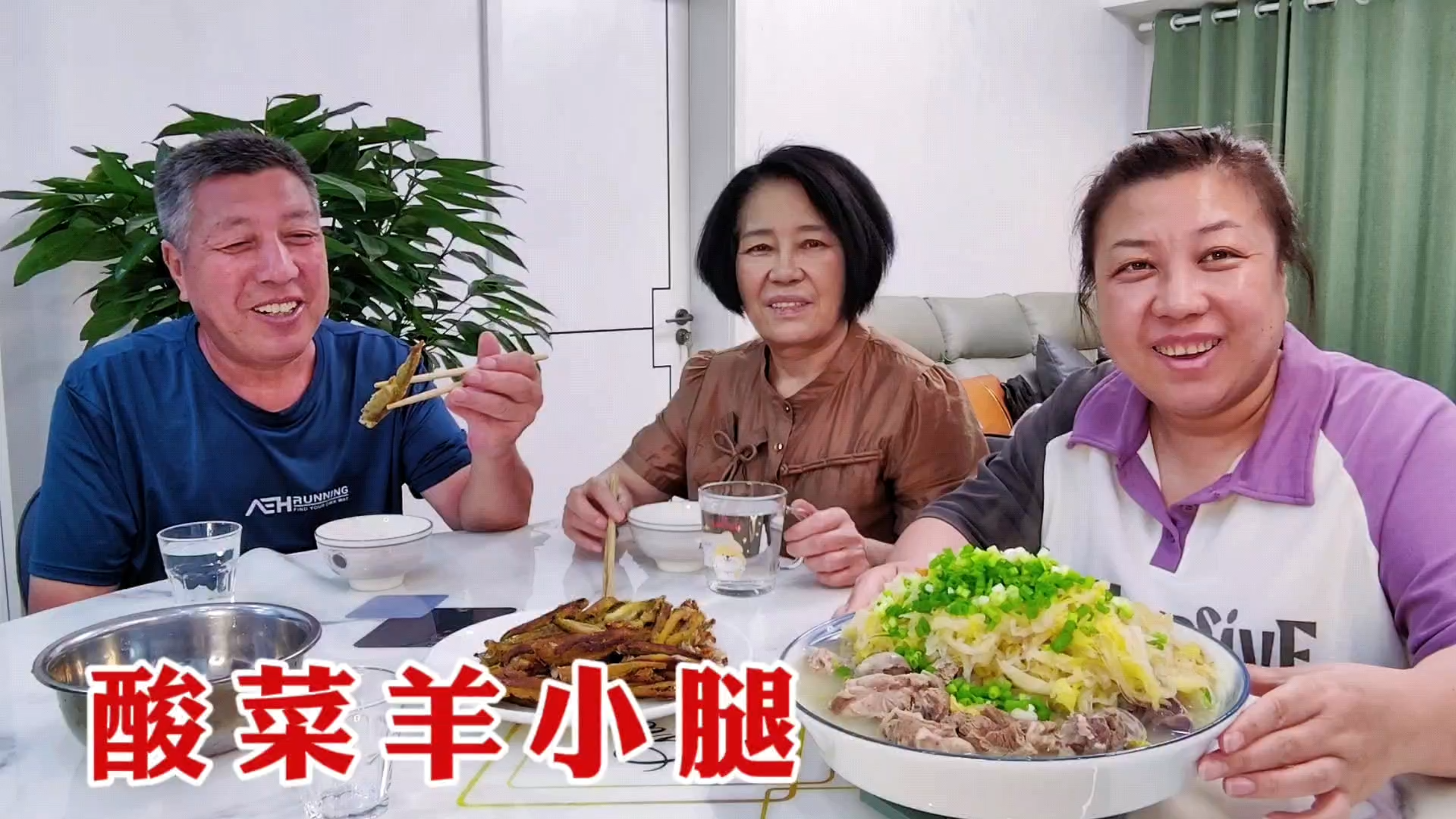 两袋酸菜一根羊小腿,炖了满满一锅,吃着又香又解馋,跟米饭绝配