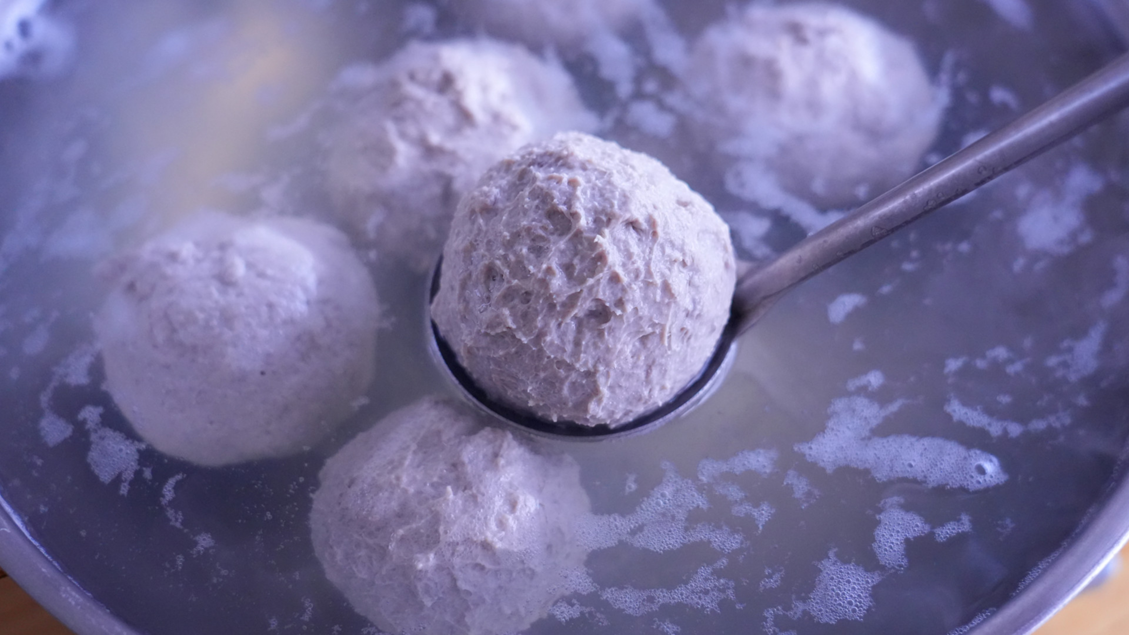 我们家经常做的猪肉丸子，这次做大丸子也很Q弹好吃，能煮汤炒菜