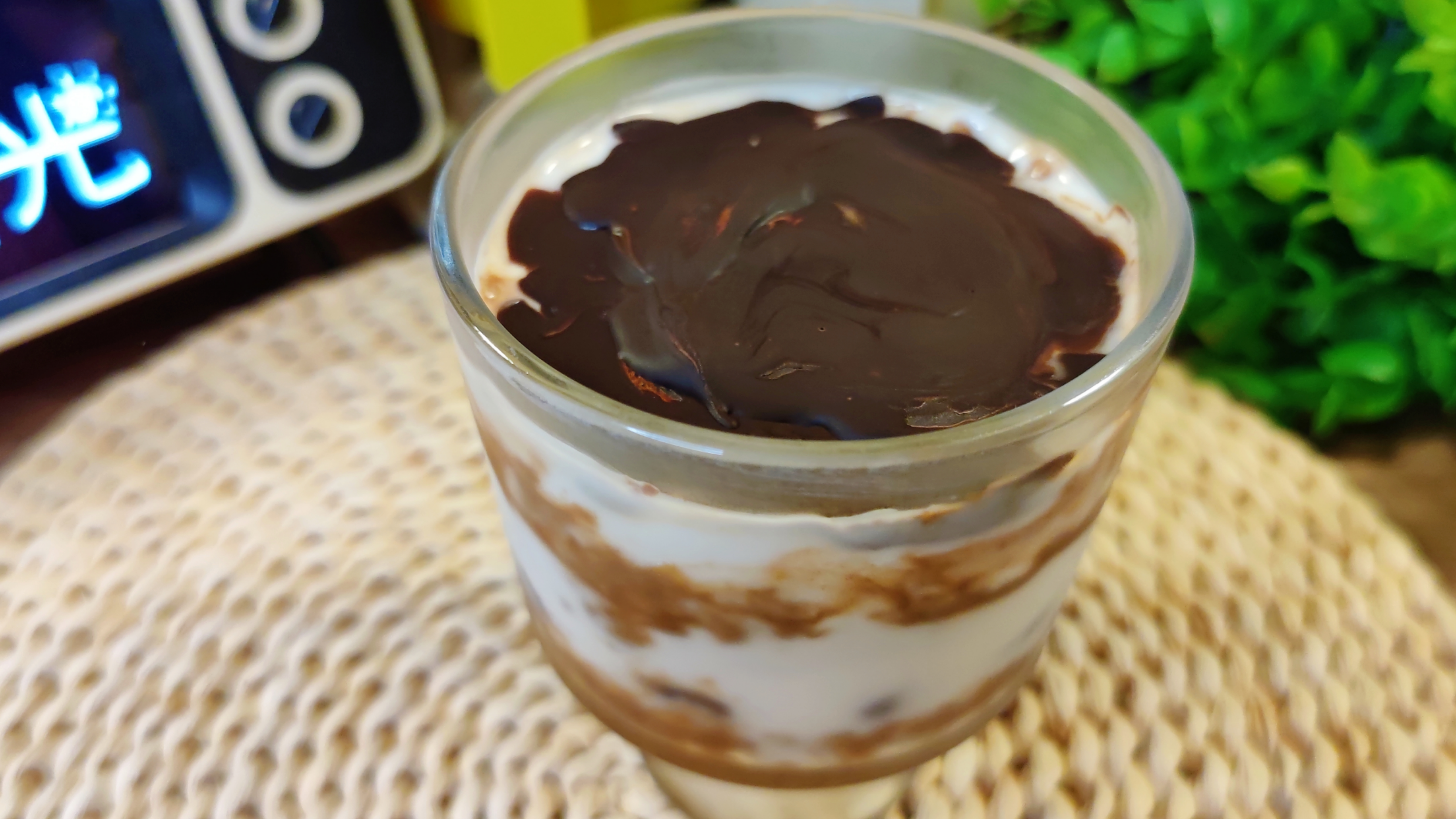 脆皮黑巧克力可可隔夜燕麦杯,低卡饱腹解馋满足,比冰淇淋还好吃