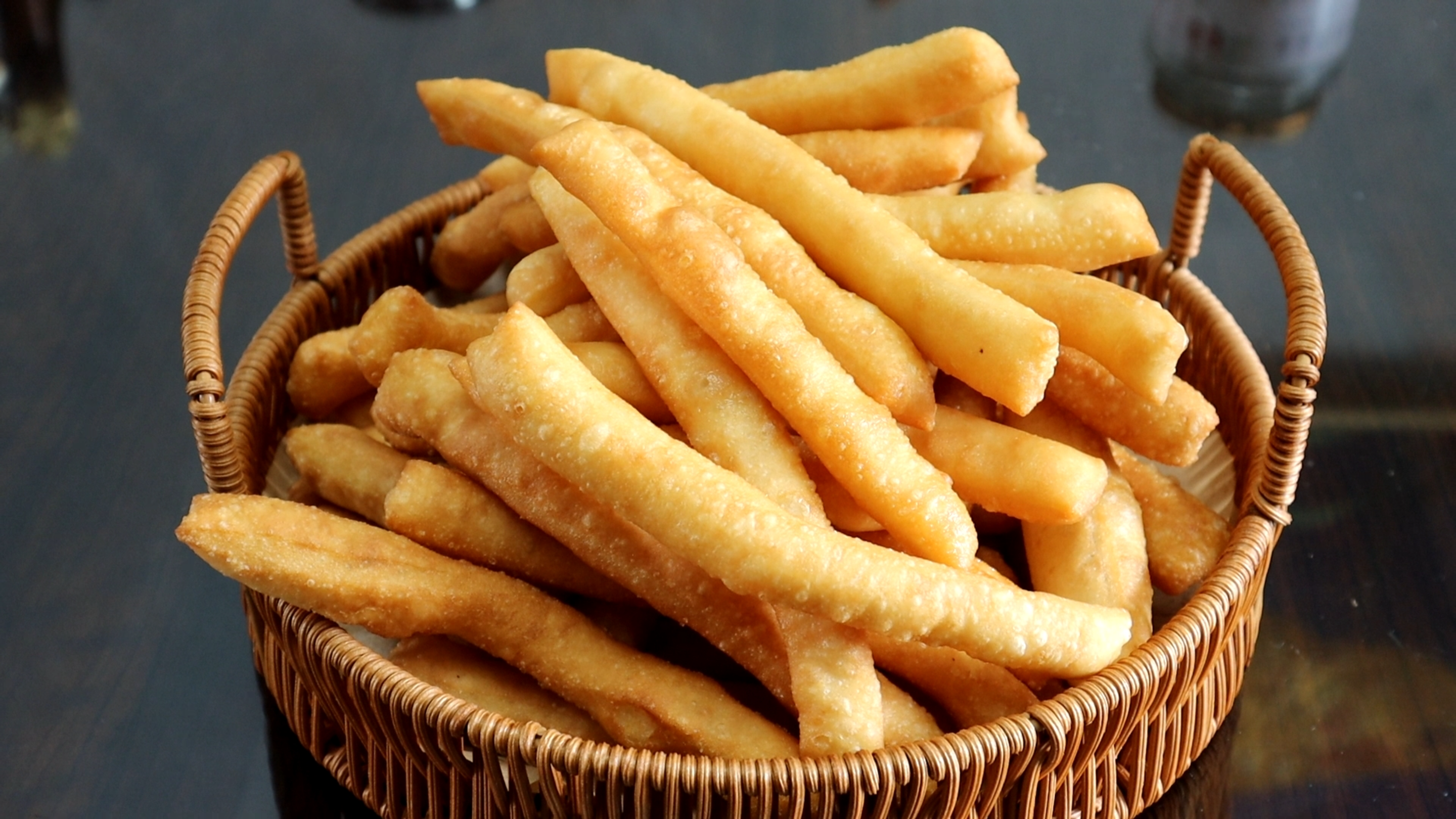 教你在家炸江米小油条，口感松脆有韧劲，好吃又健康，做法超简单