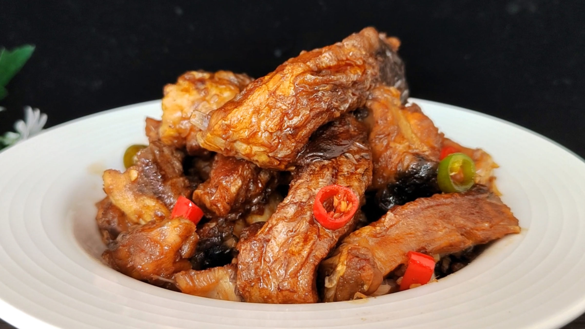 白露时节宜多吃鱼，做上一道红烧鱼块，鱼肉鲜嫩入味，下酒又下饭