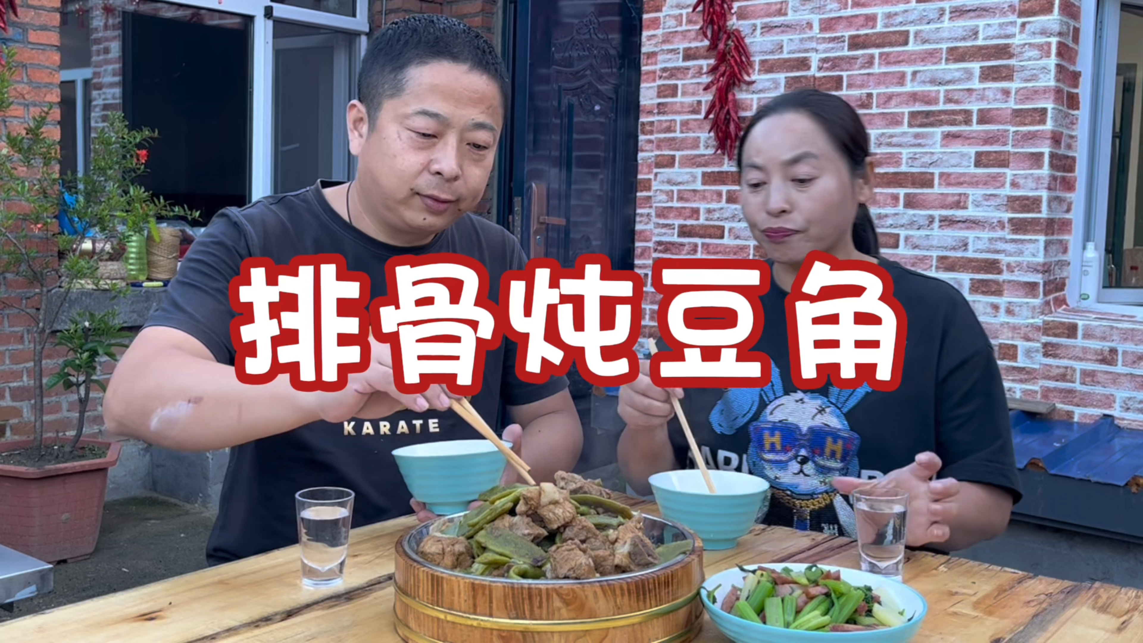 东北农村媳妇做晚饭，豆角和排骨更配，这菜做的涛哥喝美了