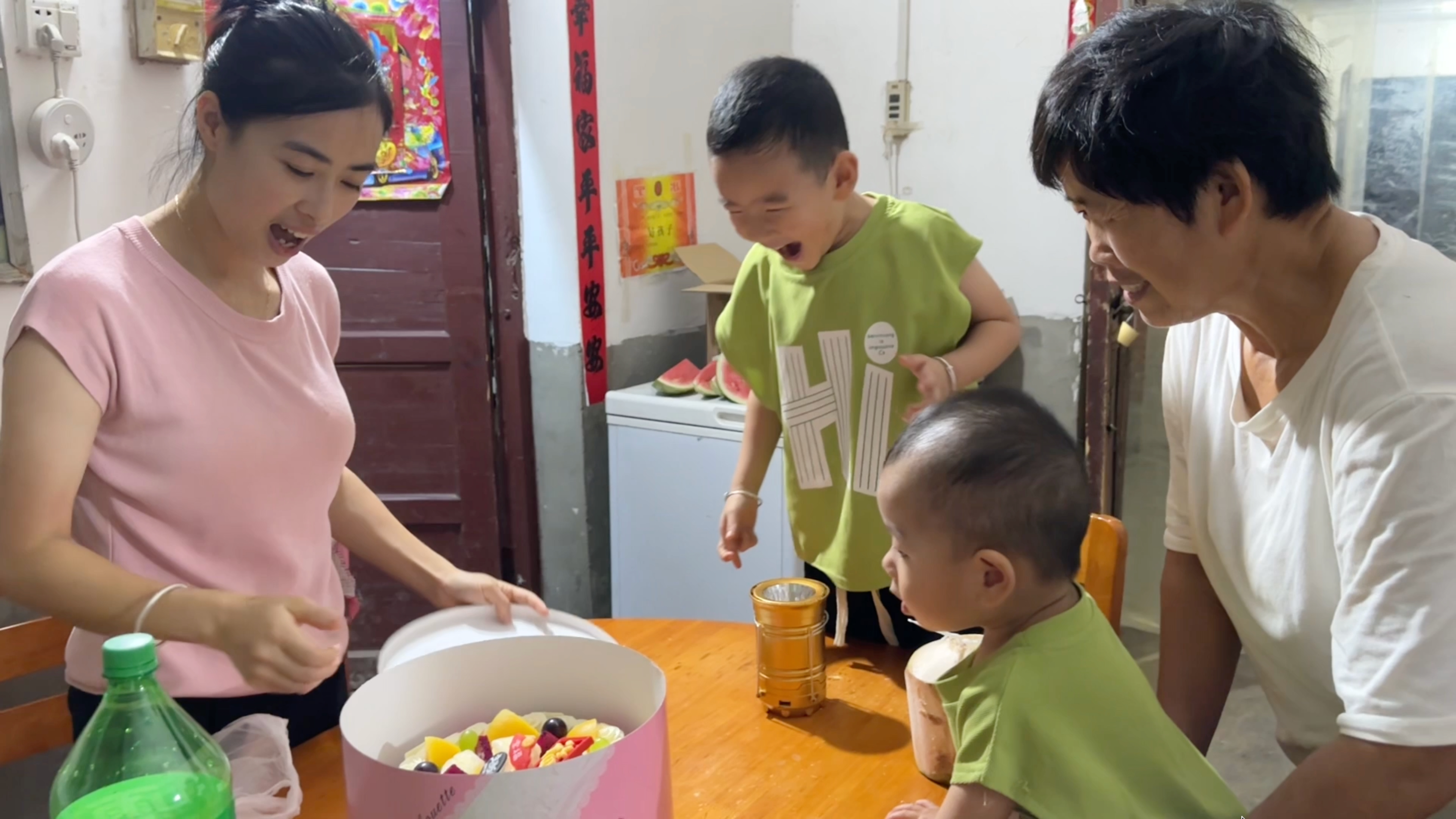 婆婆过生日吃蛋糕,二宝吃蛋糕拽不起来,一言不合转身就生气了