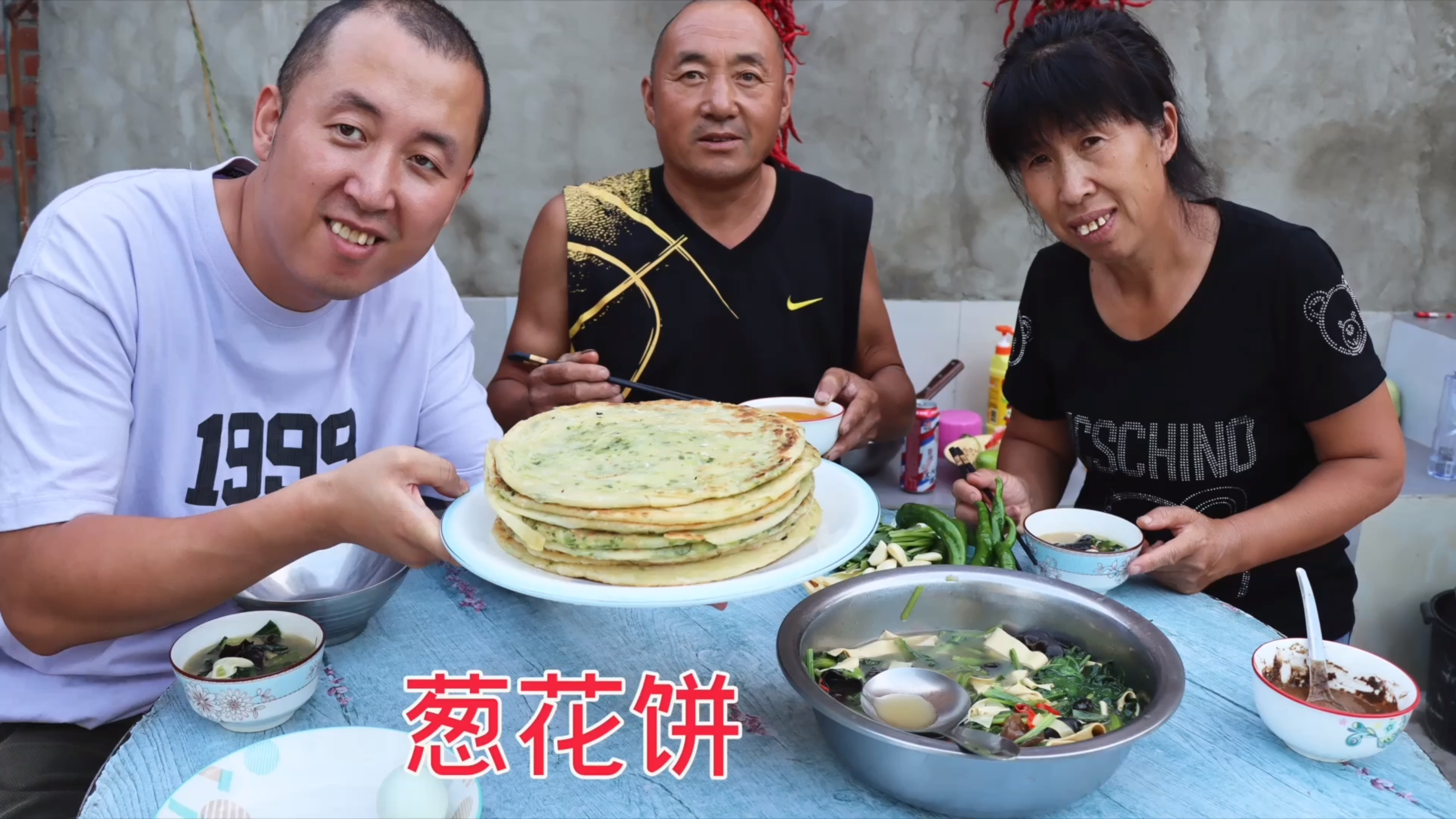 和老妈一起下厨,烙10张葱花饼,松软可口层次多,吃着特别香