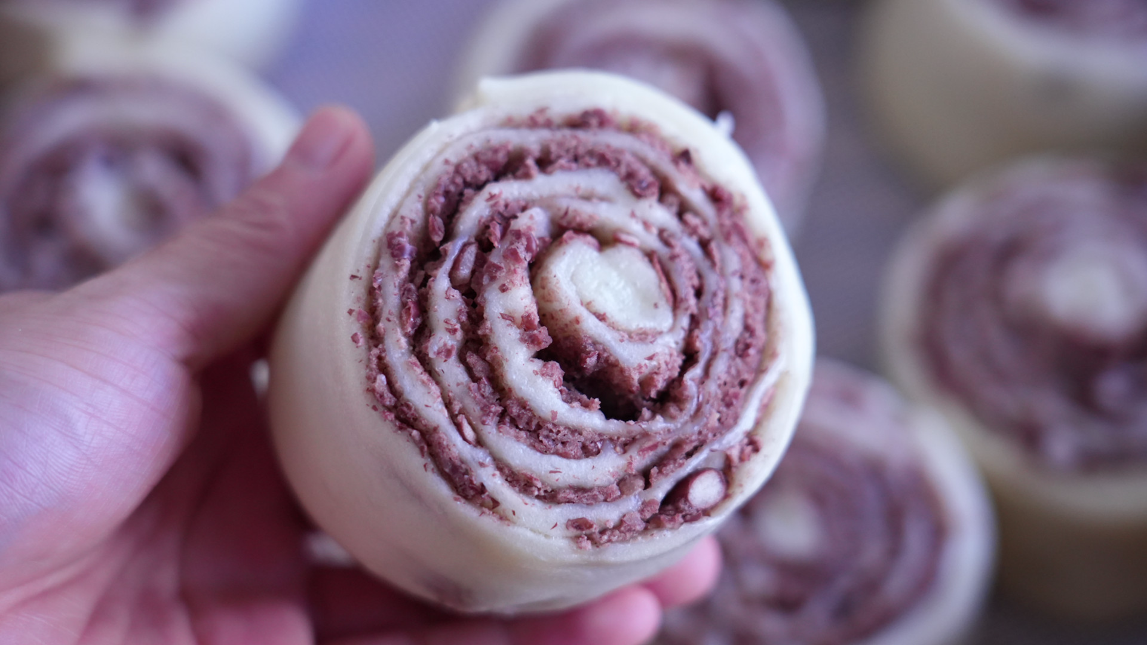 今天的预备早餐做了粒粒红豆卷，千层花卷的家庭做法，简单又好吃