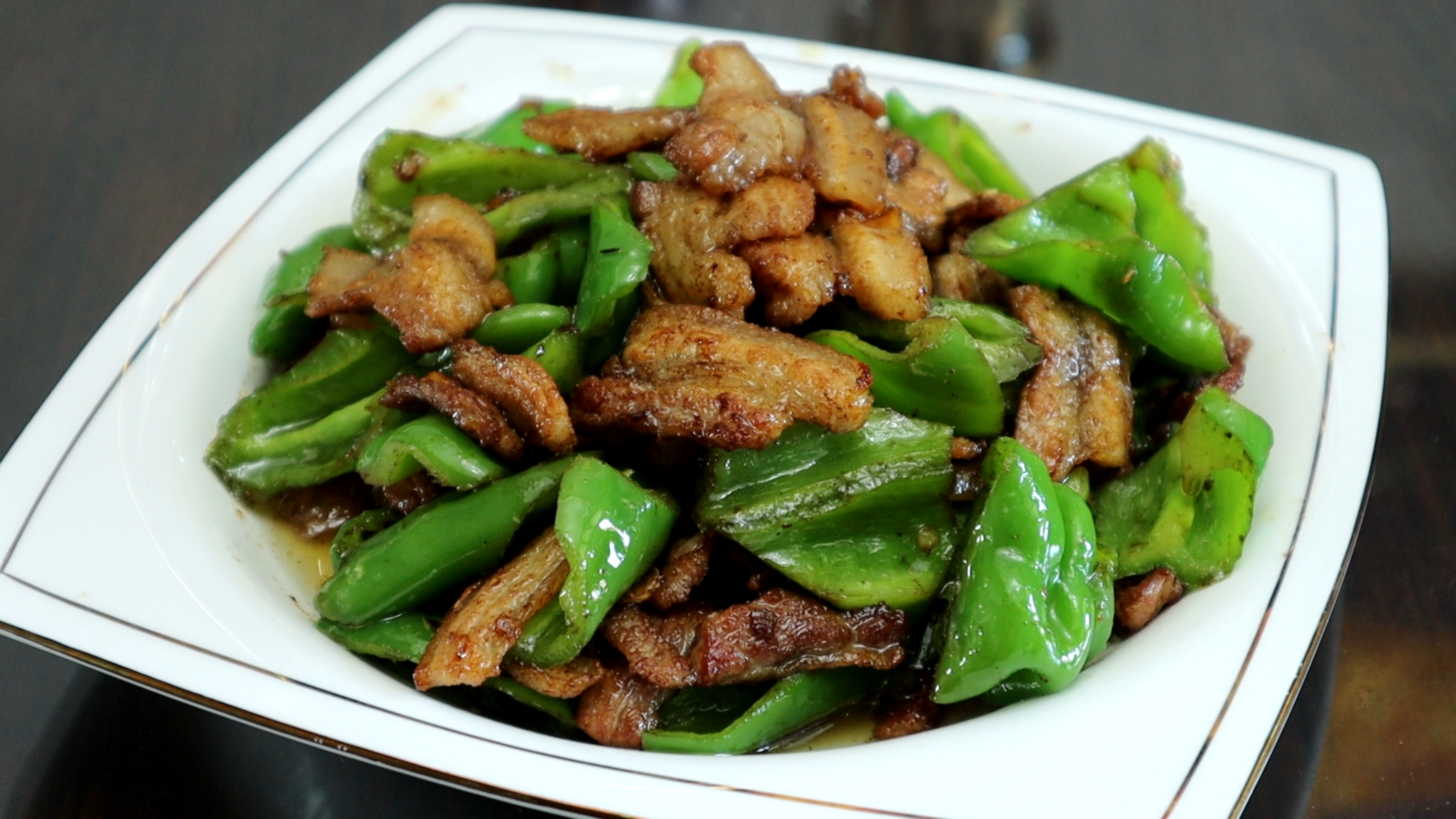 辣椒炒肉这样做太好吃了，肉片焦香不腻，辣椒香辣下饭，太香了！