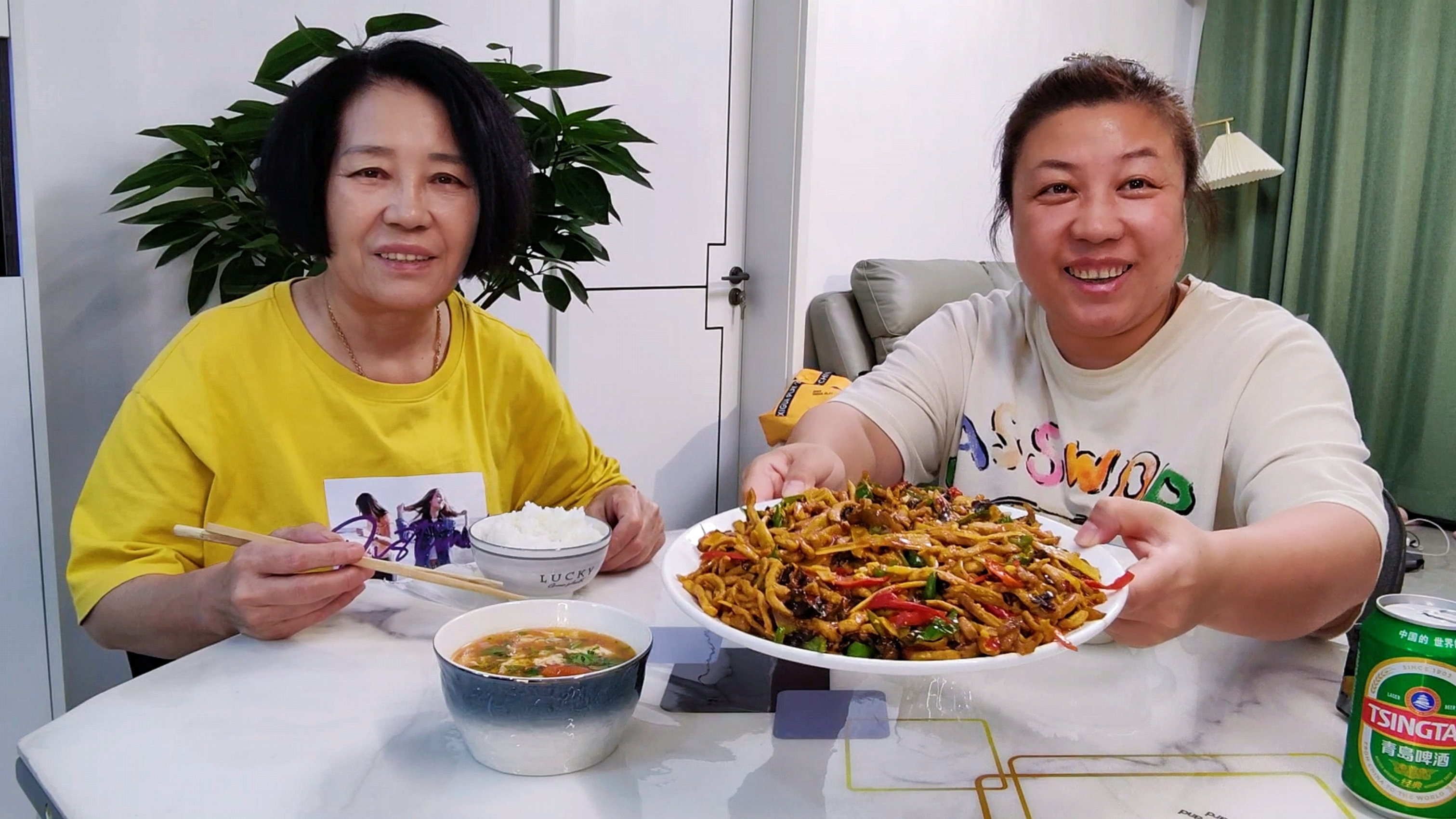 使劲全身力气,做道鱼香肉丝,吃到半路停电了,娘俩来顿烛光晚餐