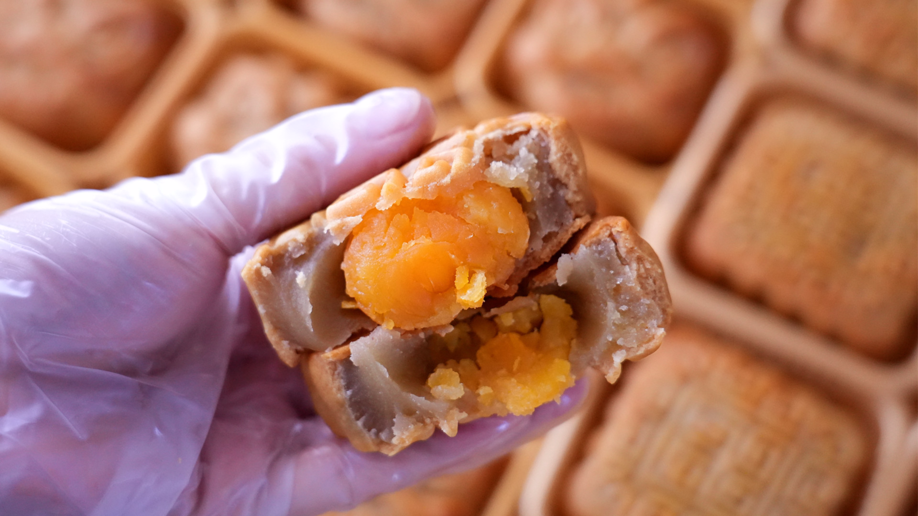 每年中秋都要烤的广式月饼,蛋黄莲蓉馅,在家自己做香甜又好吃