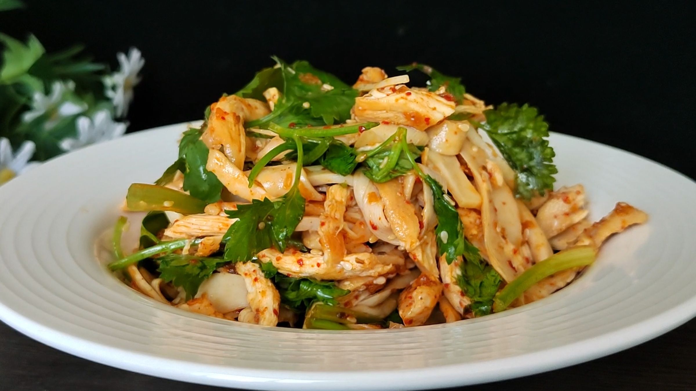 秋分,用鸡胸肉和杏鲍菇做一道美食,肉质嫩滑鲜香微辣,下酒下饭