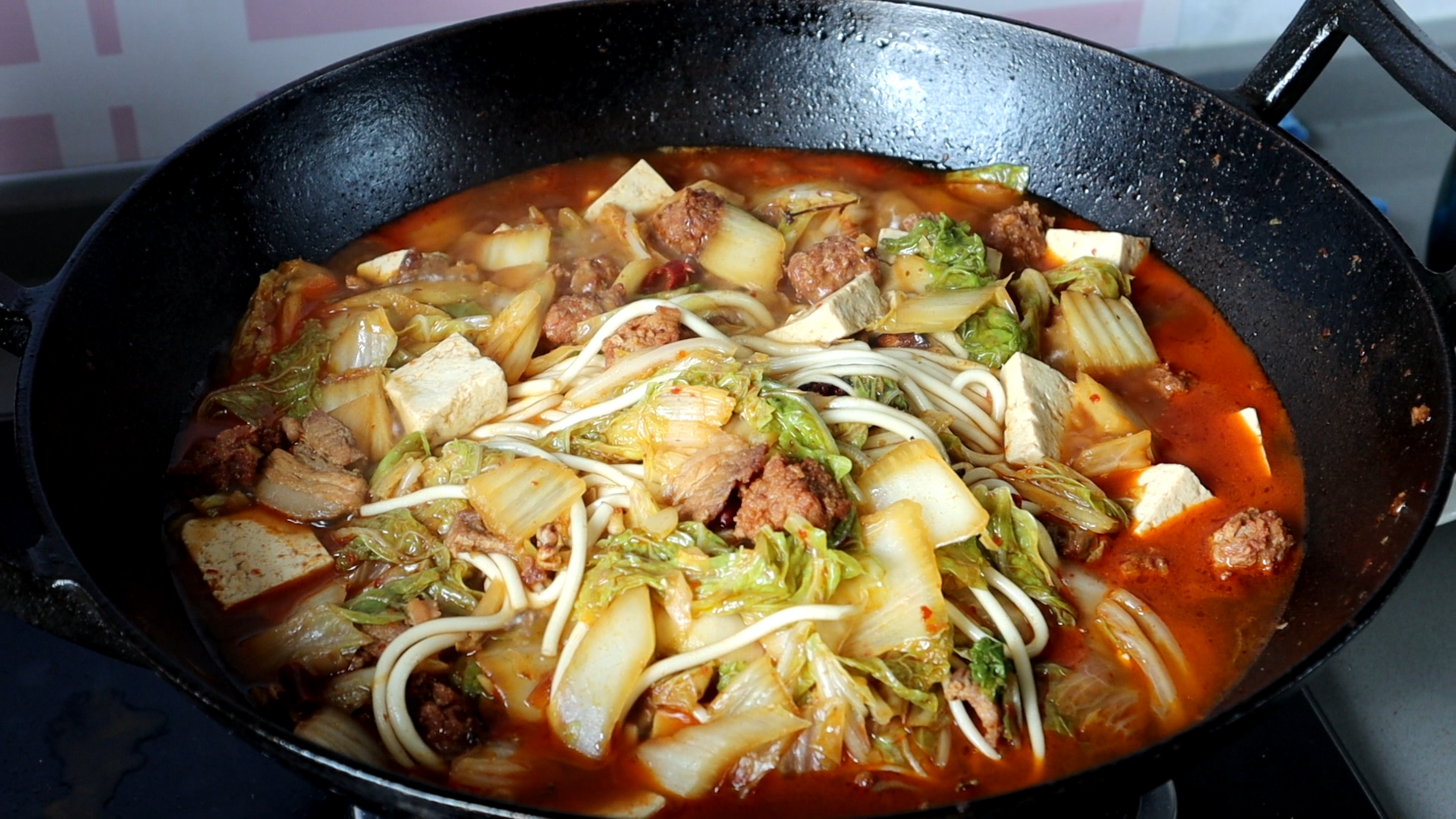 白菜炖豆腐怎么做才好吃?原来诀窍在这里,一做一大锅,太香了!
