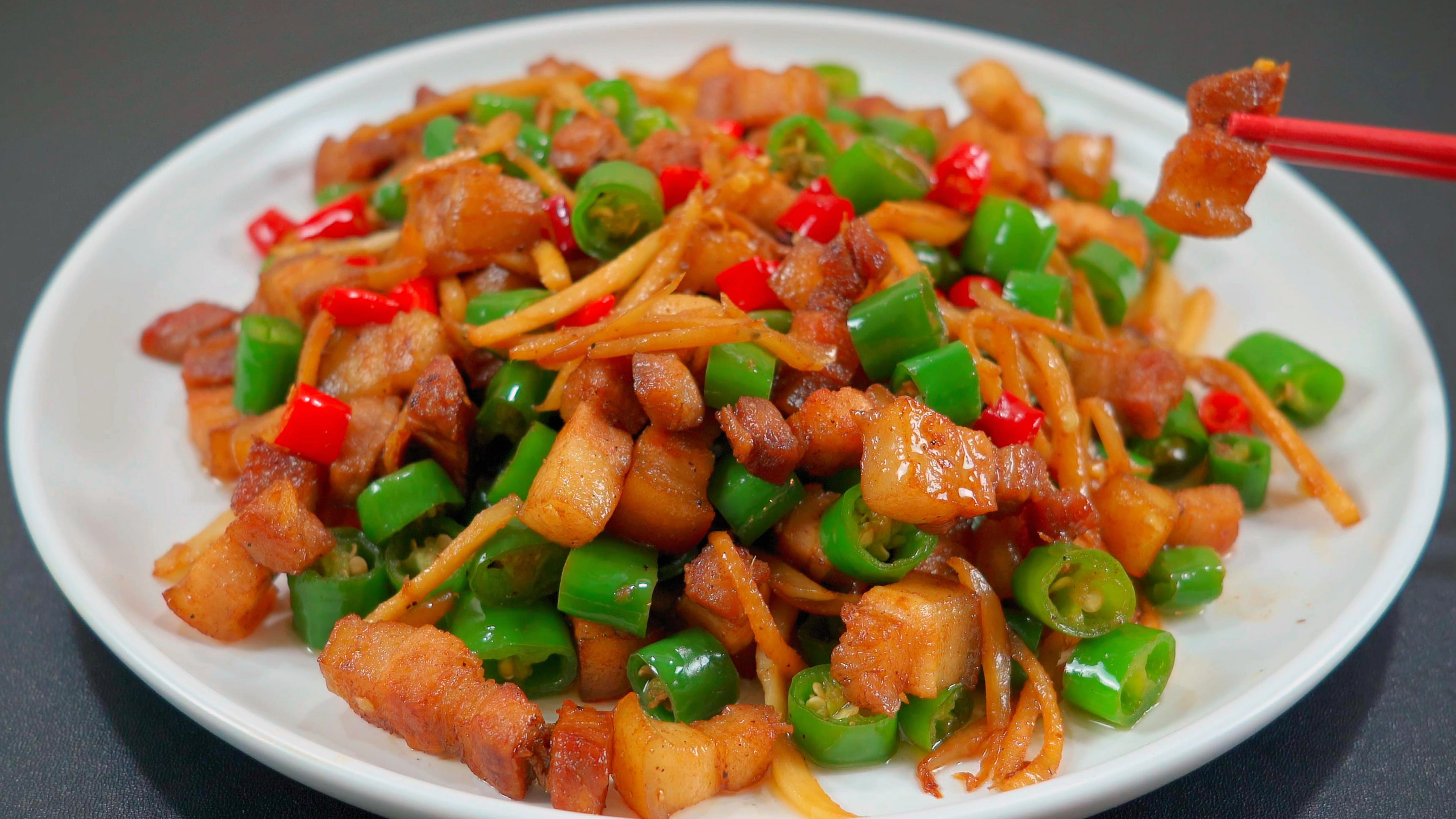 五花肉不要红烧了,这样煎一煎,居然是脆皮的,小煎肉好吃不油腻