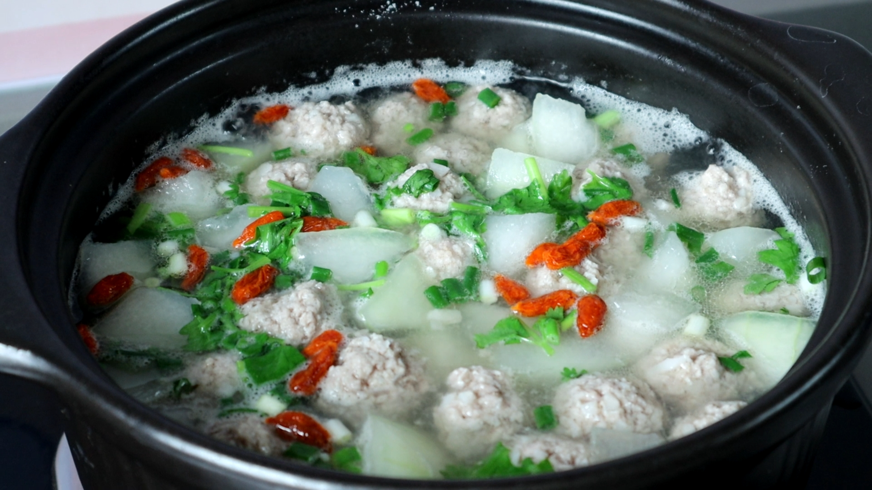 教你做冬瓜肉丸子汤，诀窍告诉你，肉丸鲜嫩好吃，汤鲜好喝无腥味