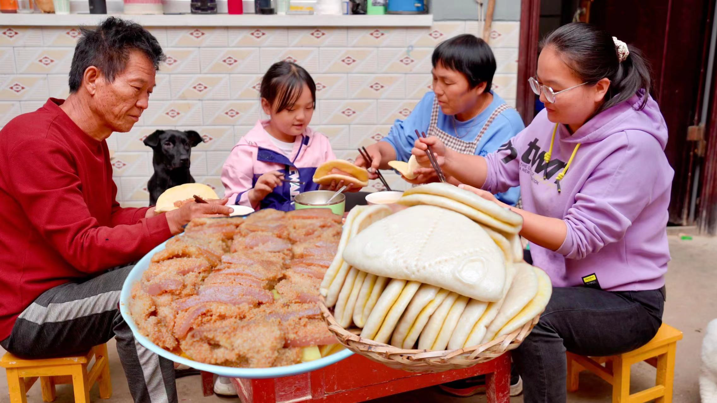 天天奶奶做粉蒸肉夹馍,馍香肉嫩,吃起来美得很
