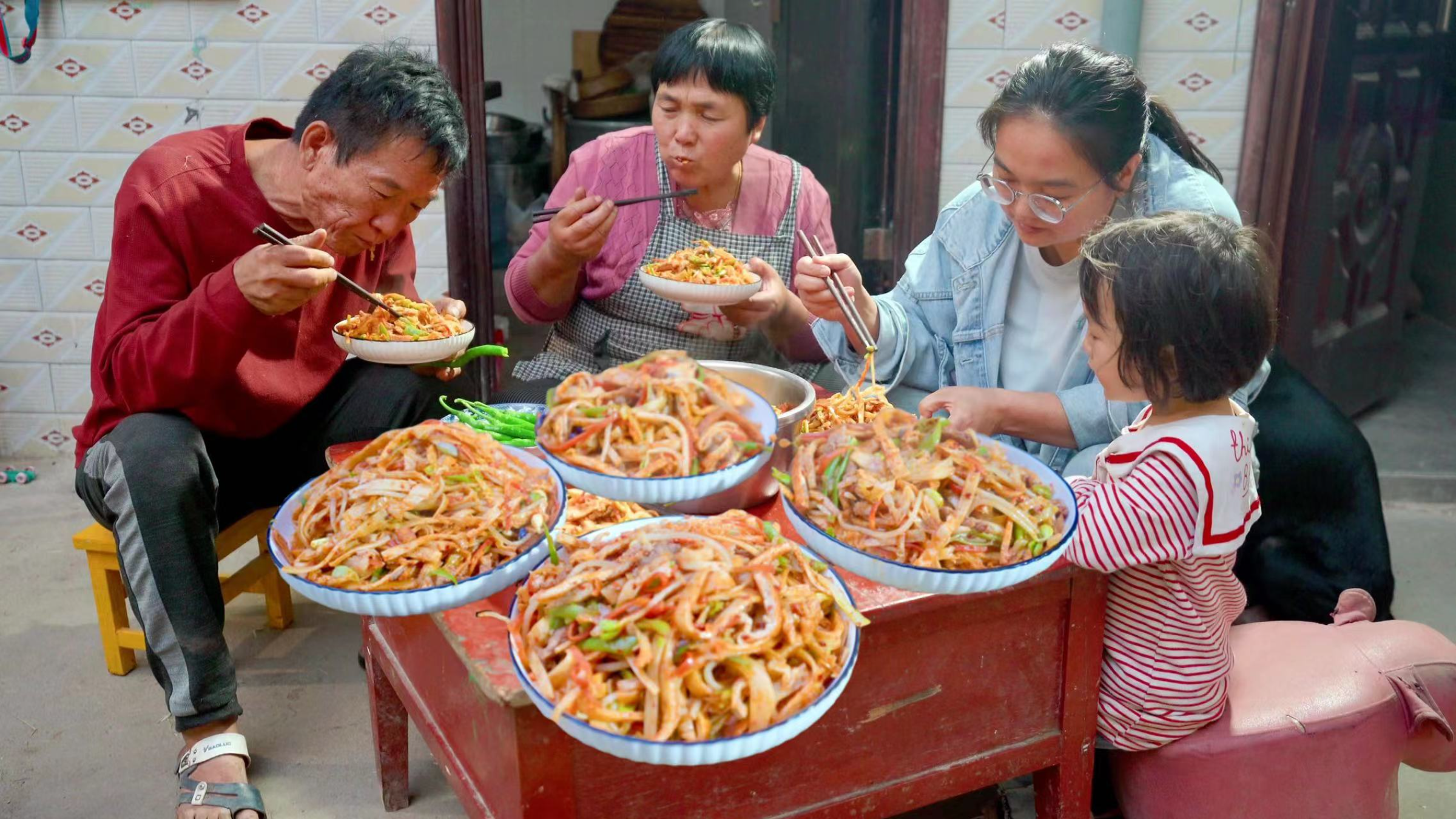 农家小院，吃一顿肉丝炒饼，色香味美真好吃！