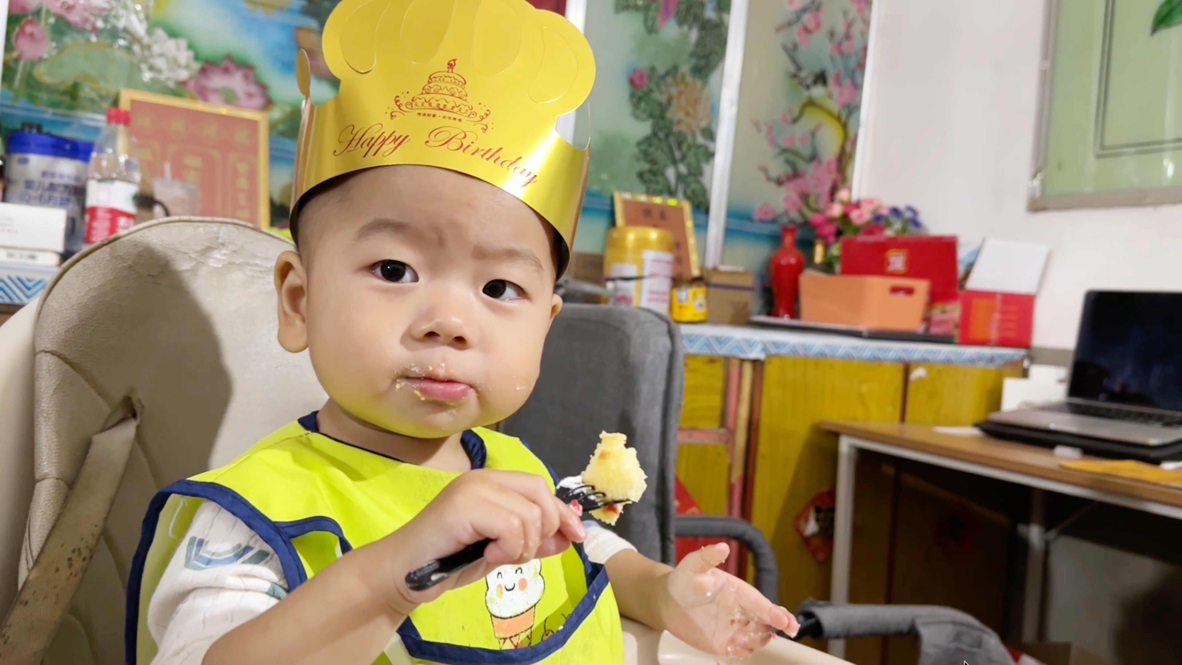 静静过生日吃蛋糕,1岁的二宝为啥生气了?二宝吃蛋糕看着就香