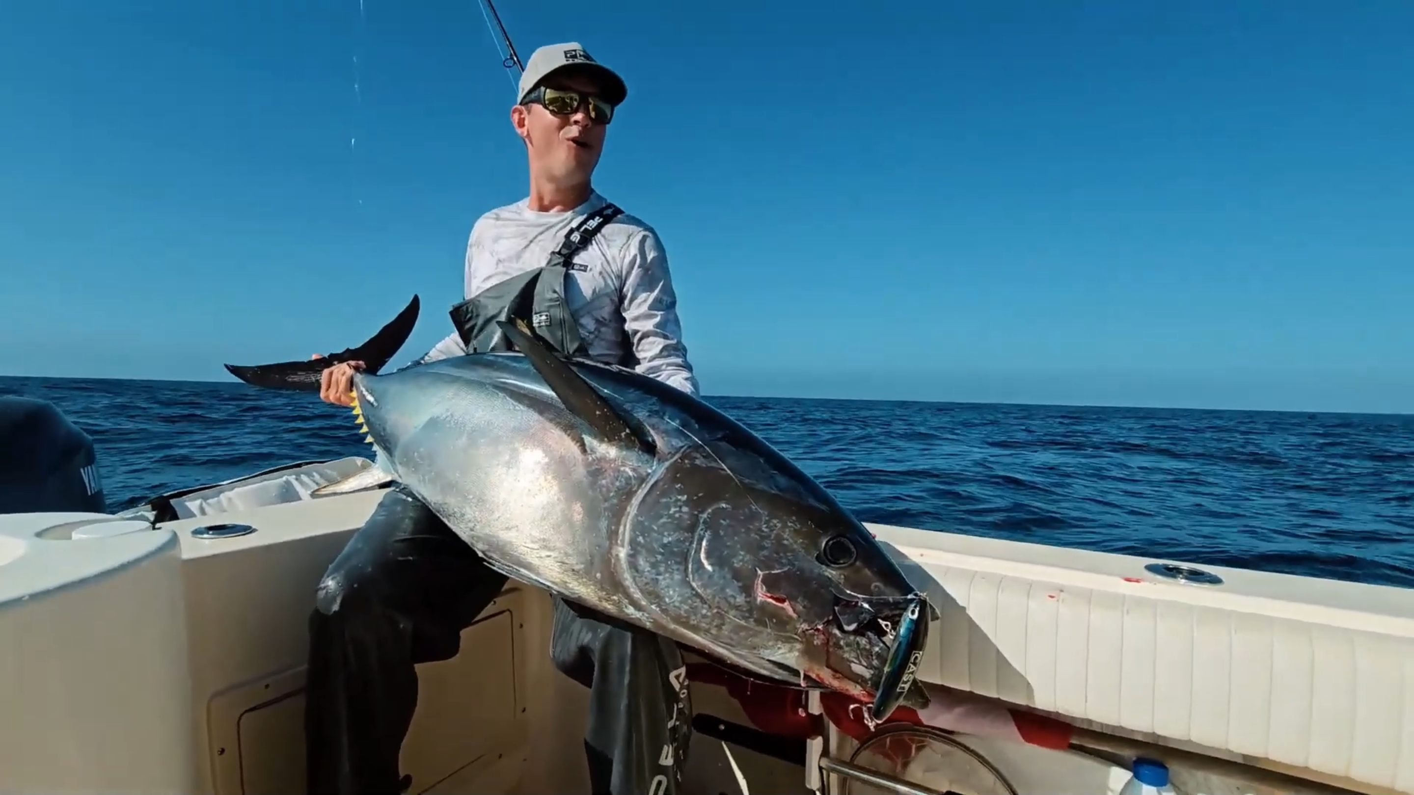 这位靓仔亲吻鱼杆真的能带来好运哦 连中2条百斤金枪鱼