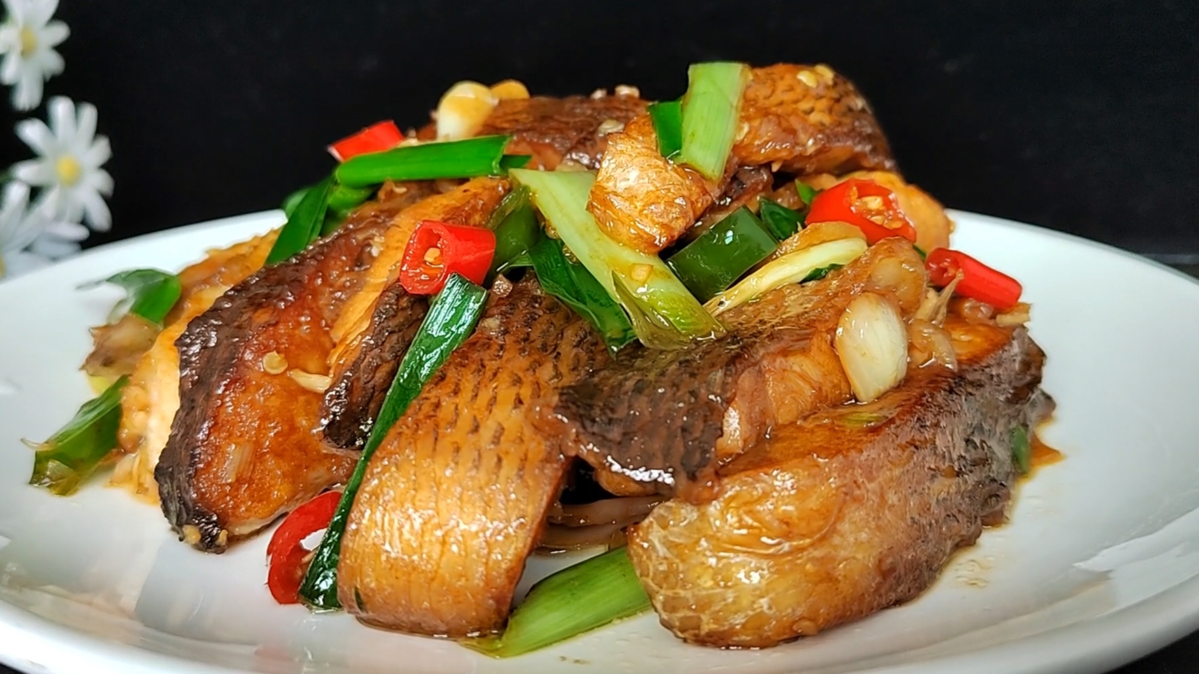 寒露过后饮食宜清淡少油腻，生炒鲈鱼，用料简单味道足，下酒下饭