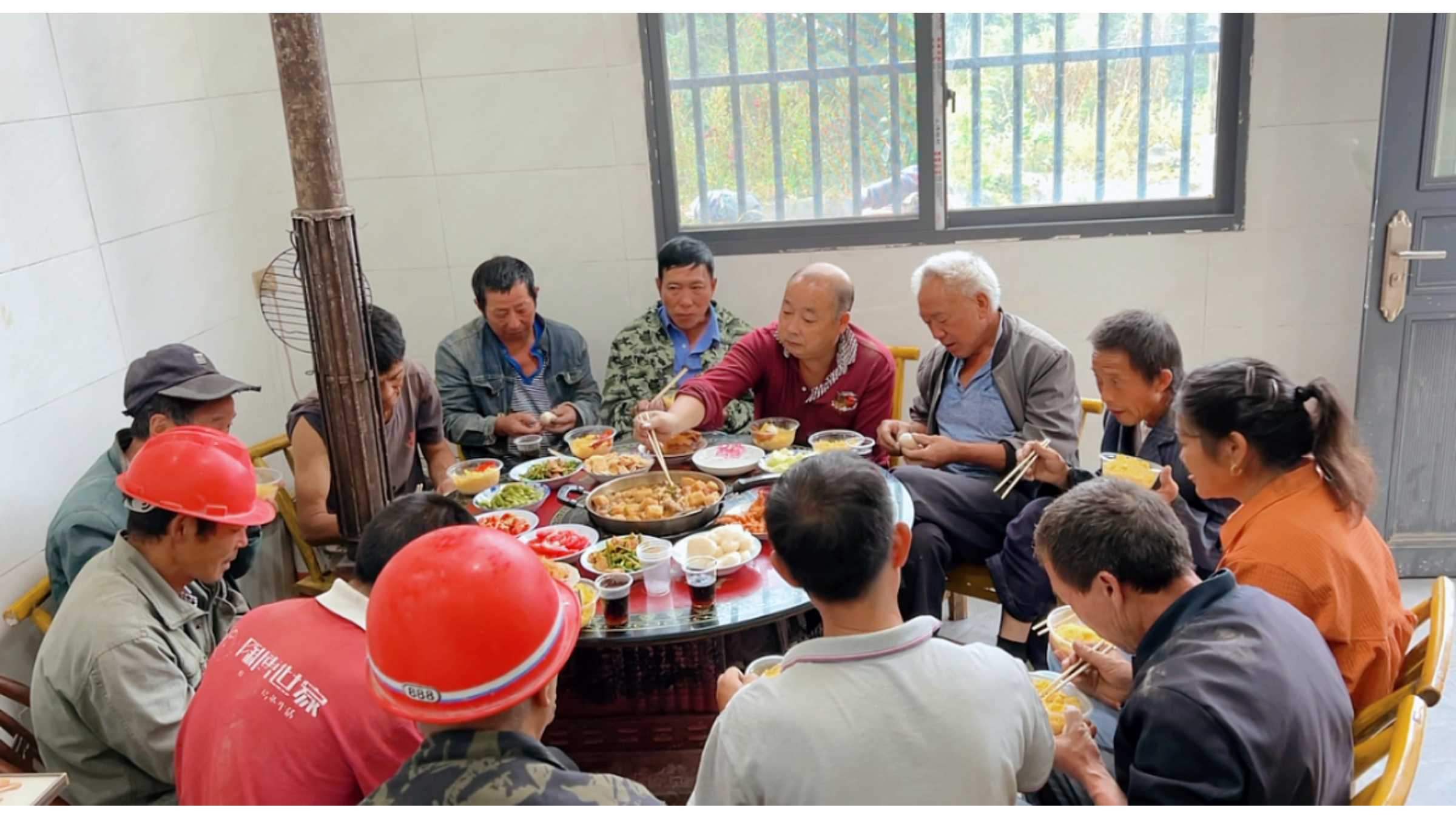 二层开始倒模!做1盆粉蒸肉配12个小菜招待工人,这味道真香啊!
