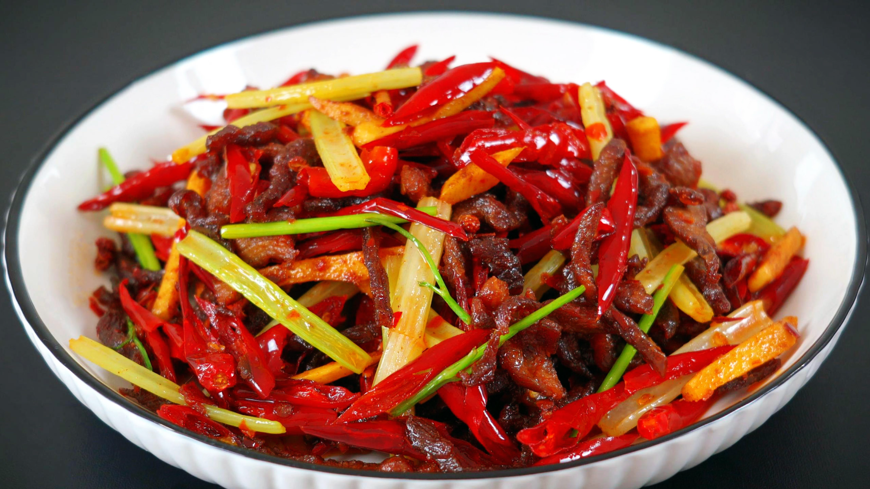 干煸牛肉丝想要好吃,千万不要油炸,传统干煸做法香辣好吃又酥脆