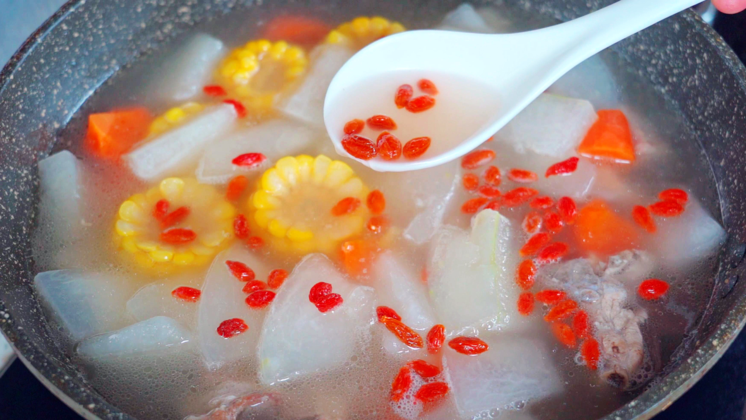 冬瓜炖排骨汤，切记不要先放盐，也不要先加盖，多做2步汤浓味美