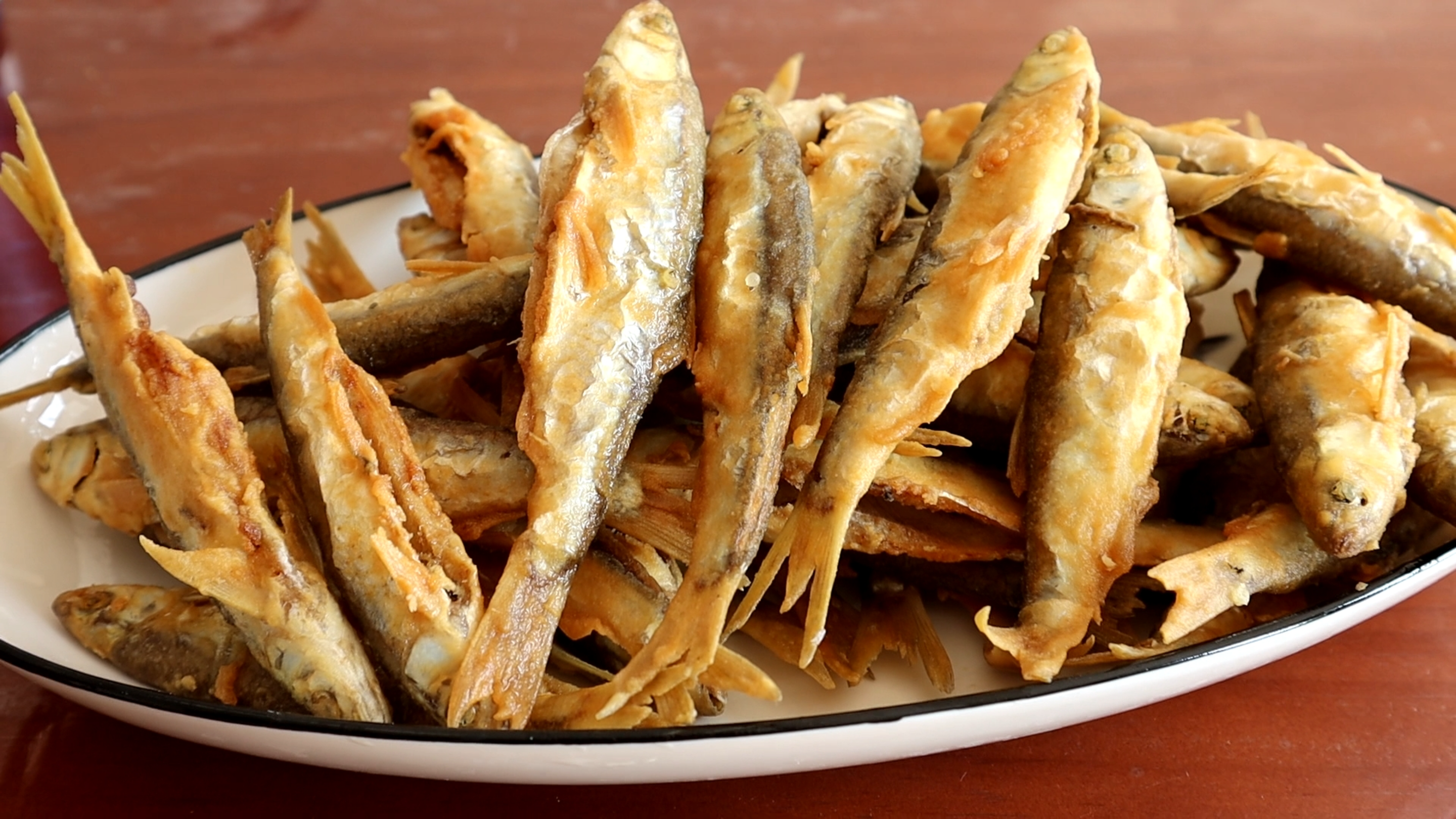炸小鱼，到底是用面粉还是淀粉，教你正确做法，香酥鲜嫩超好吃