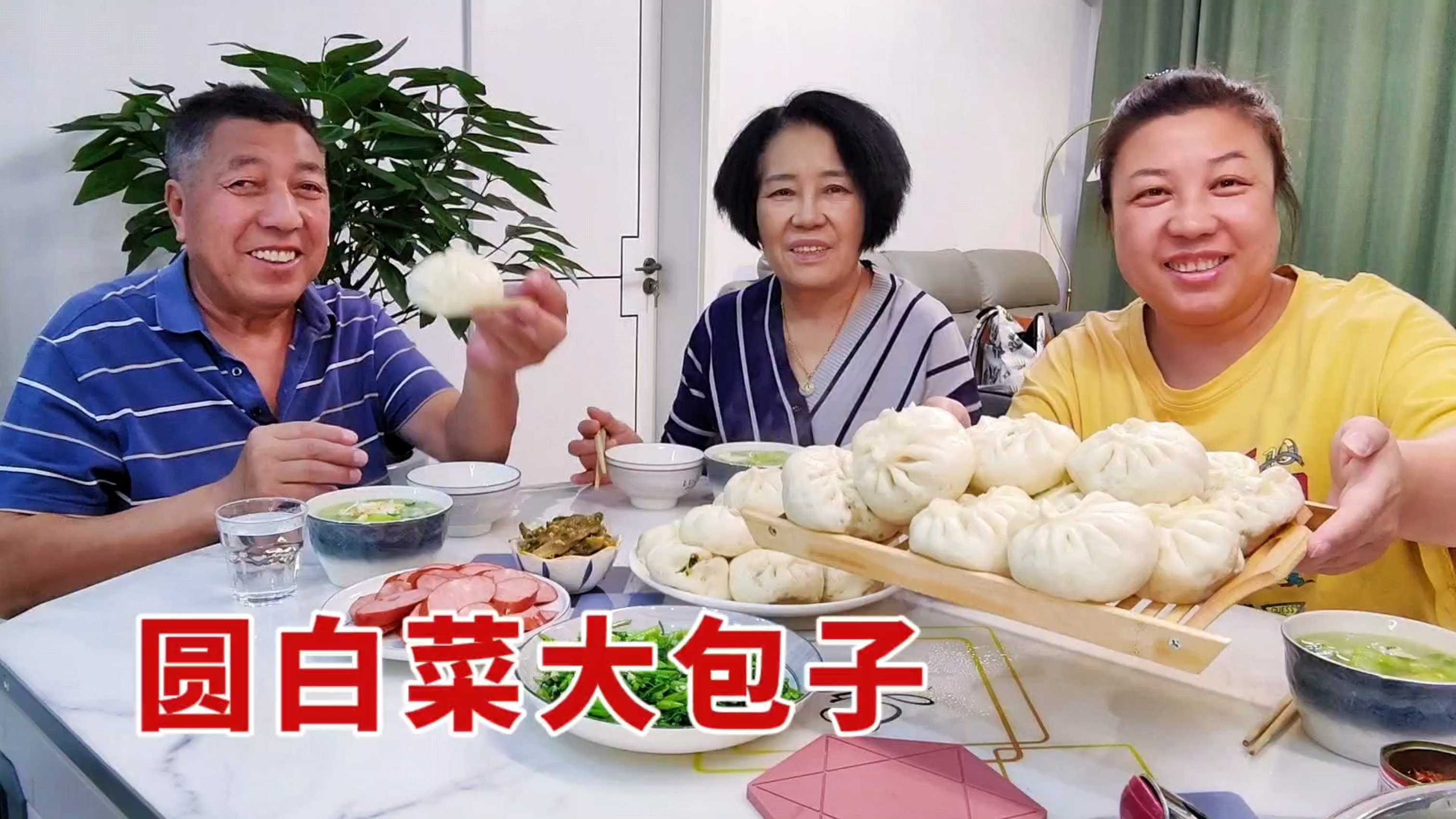老妈发面蒸包子,圆白菜粉条馅,又软又大贼啦香,胖妞只吃了三个