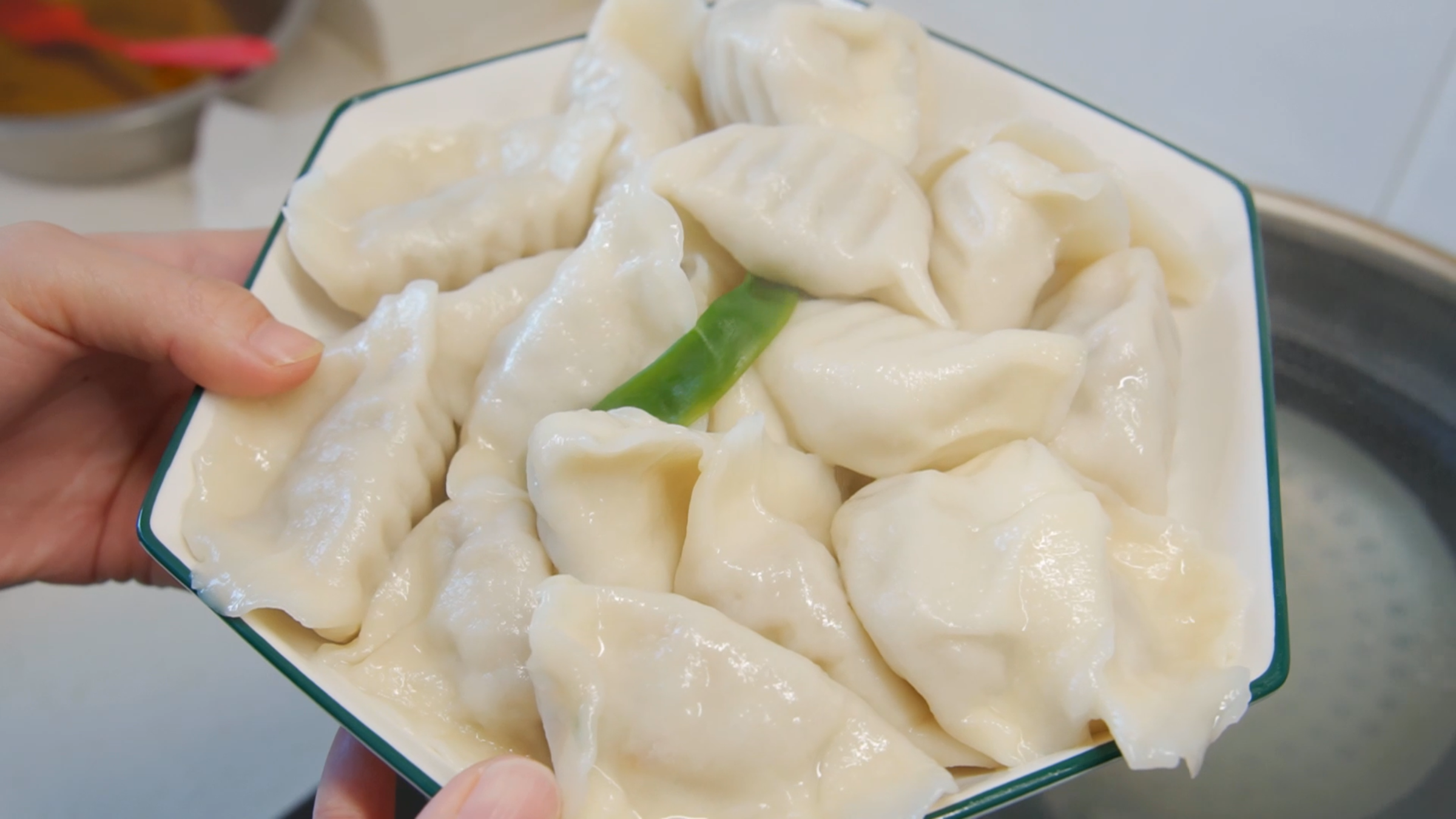 包饺子和面擀皮有诀窍，这样和面包饺子，皮薄馅大不破皮鲜嫩多汁