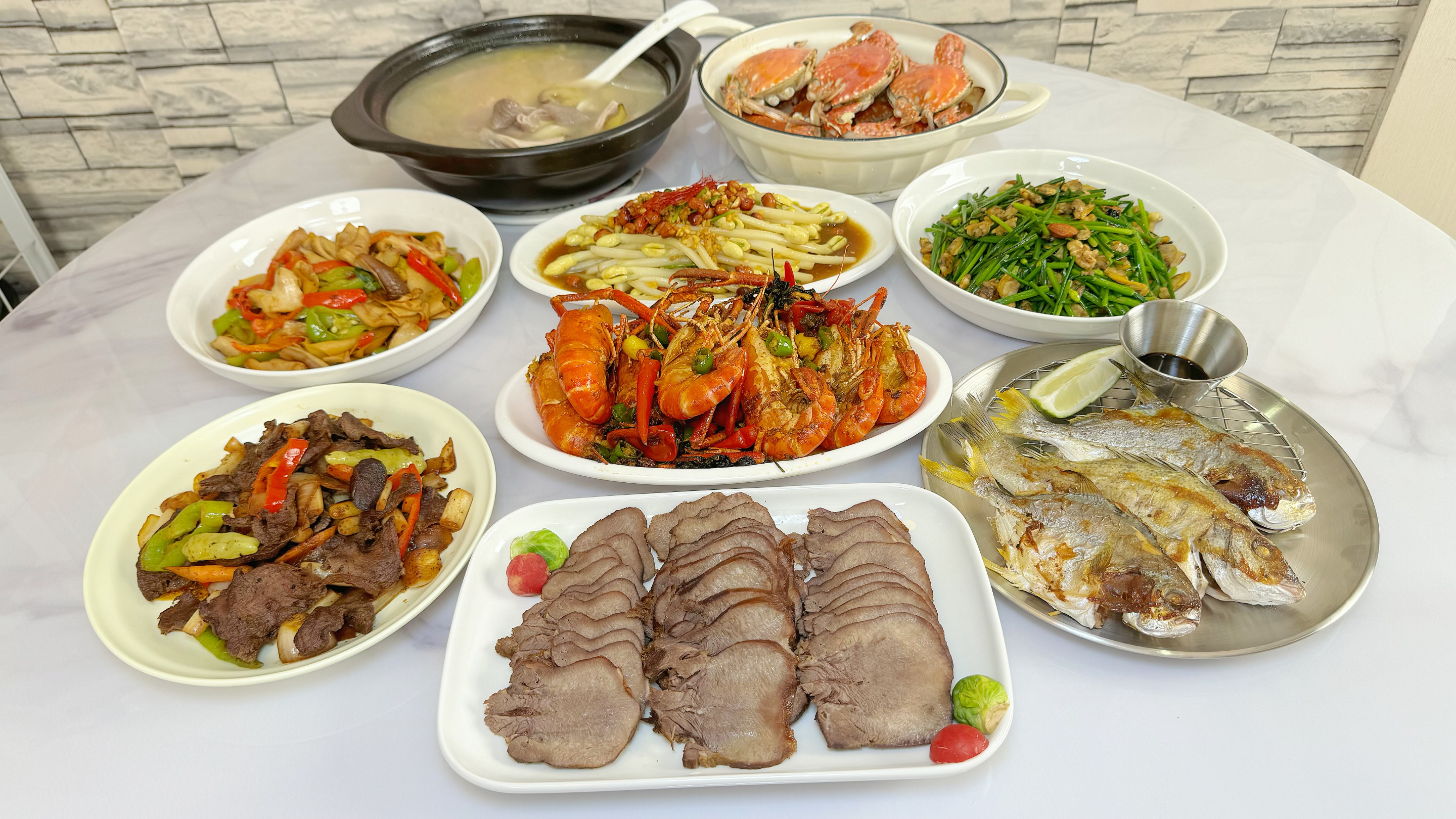 湛江家庭八菜一汤的晚餐!卤牛舌+口味罗氏虾+兰花蟹+焖海鱼