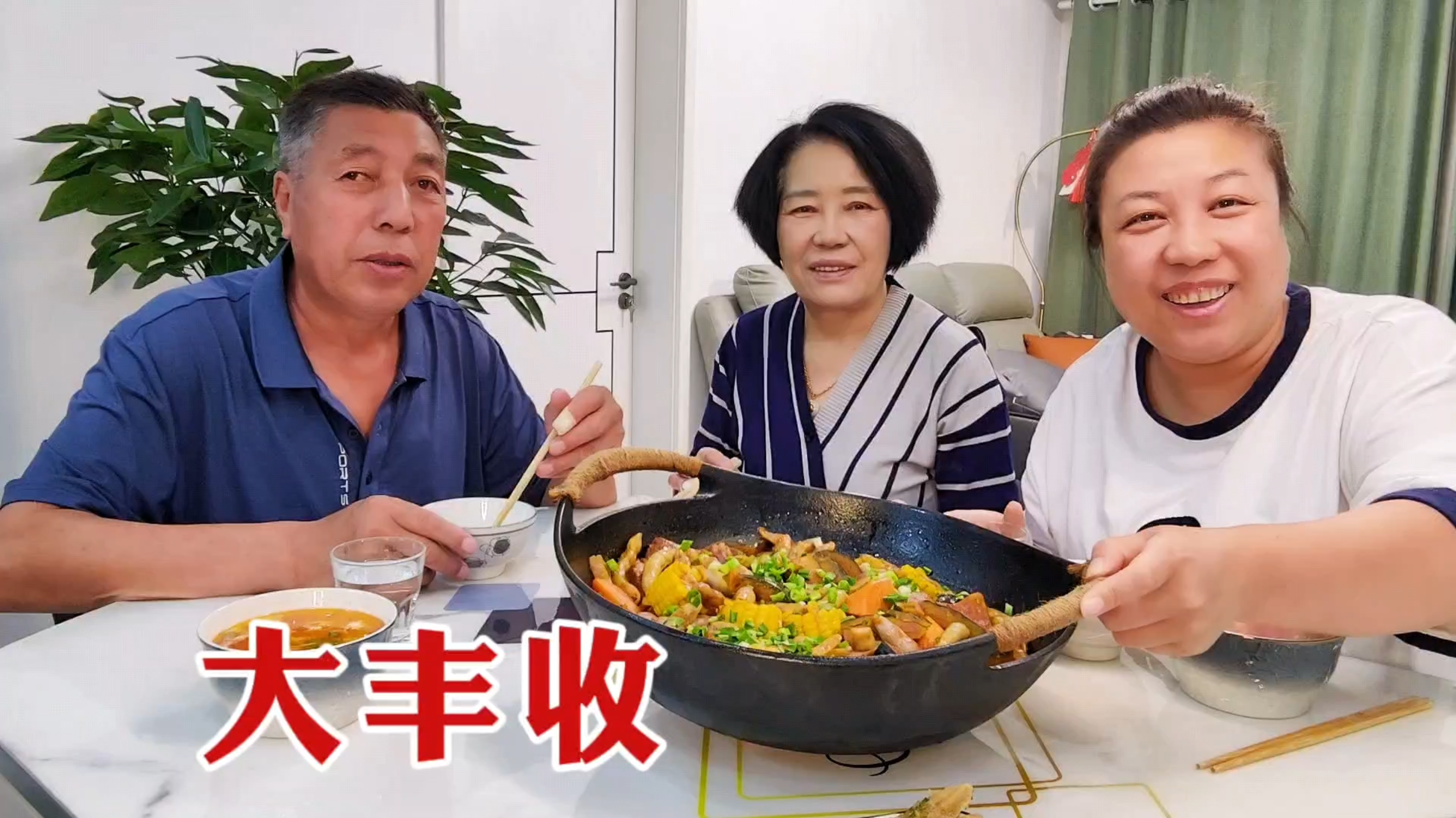 老爸炖大丰收,满满一锅菜和肉,丰收的季节,吃的是家乡的味道