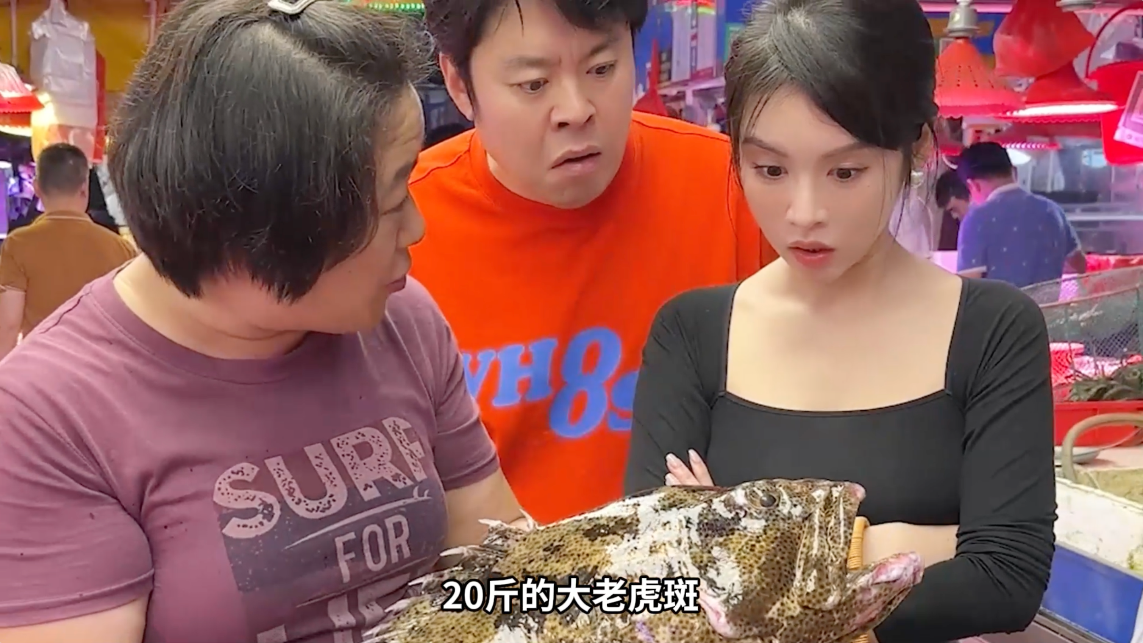 这才是蹭饭界的天花板!巴掌大的竹篮,装下腿粗的澳洲龙虾