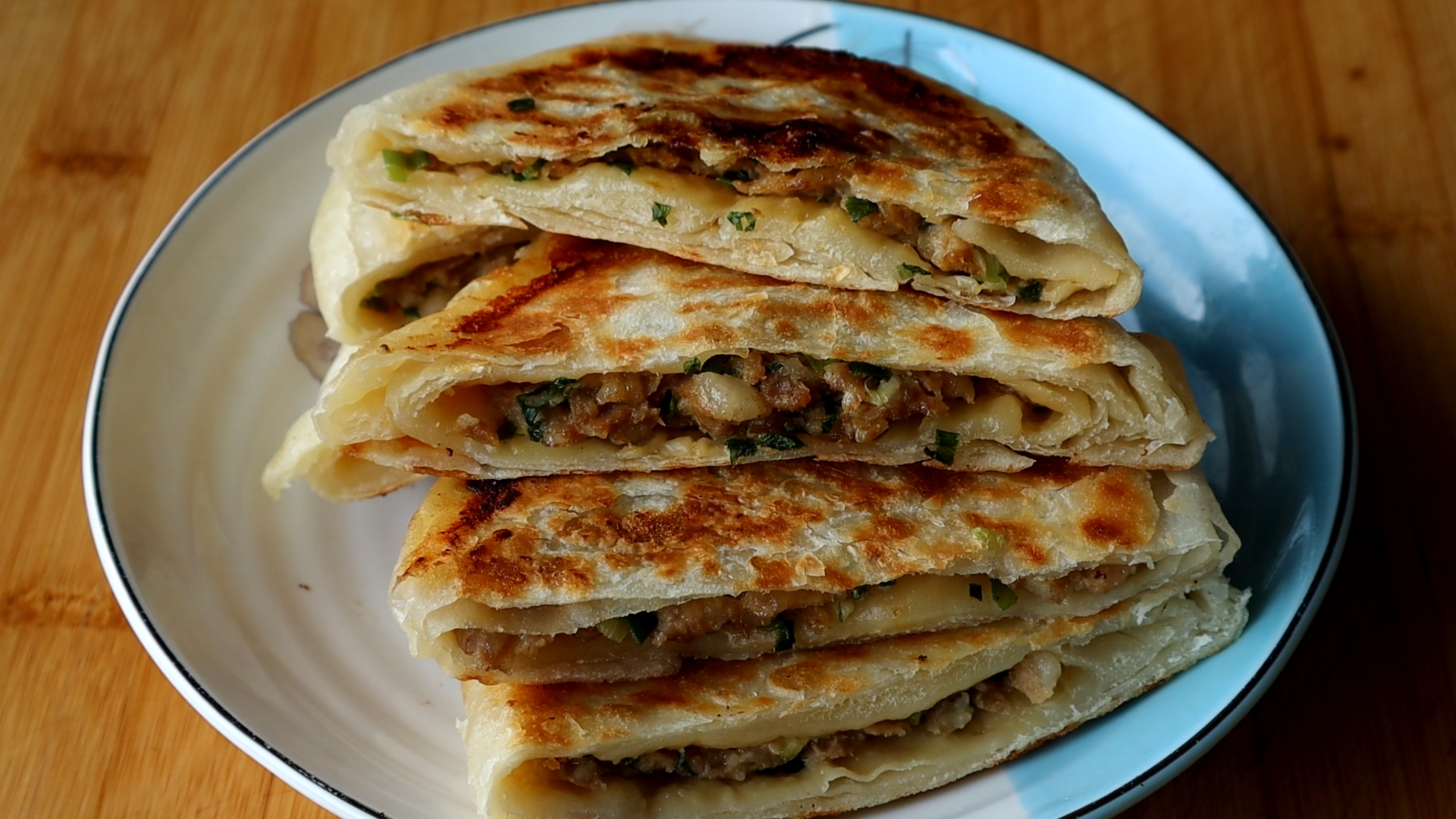 想吃肉饼不用出去买，方法教你在家做，香酥鲜嫩好吃，做法超简单