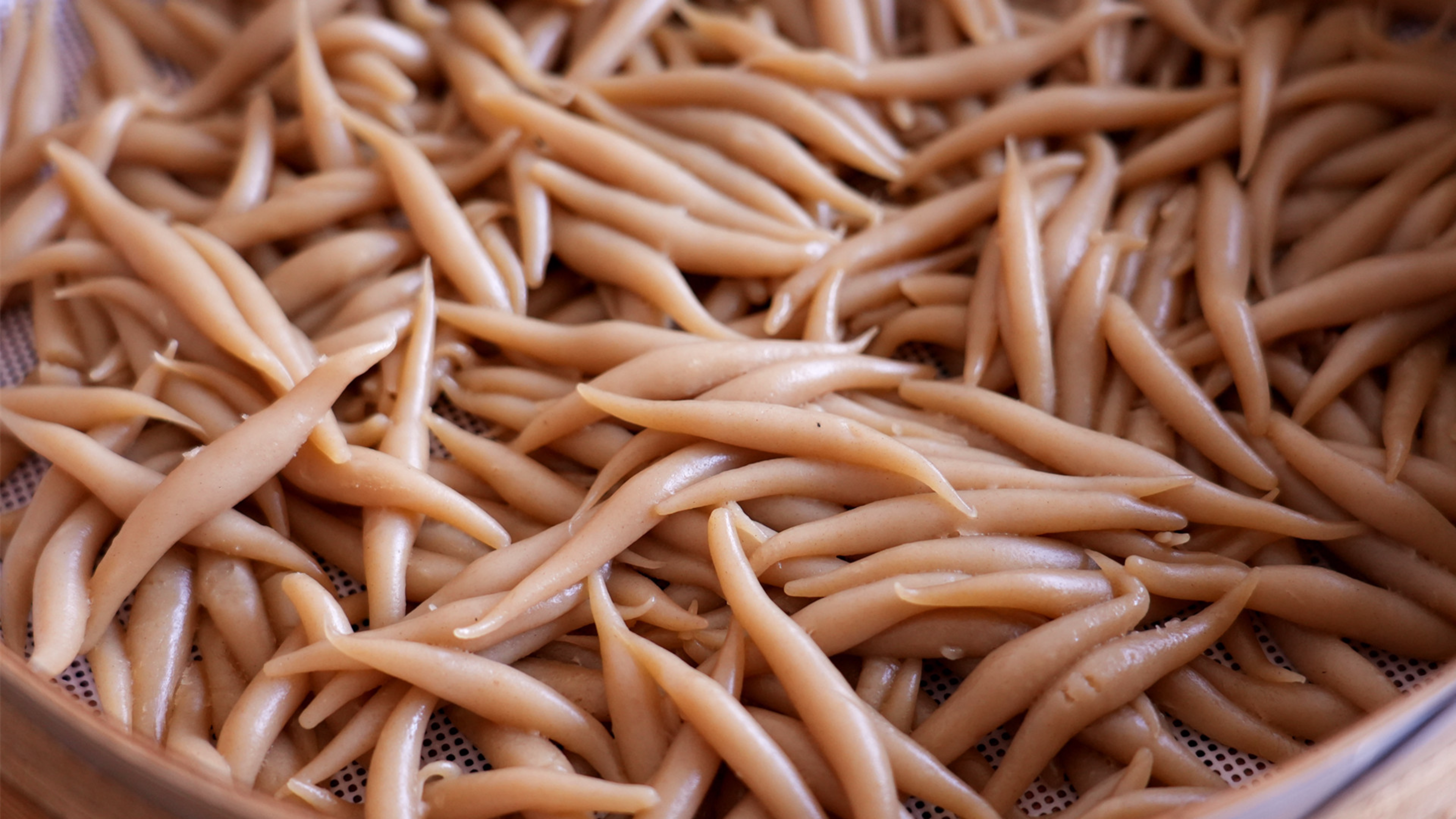 多搓点这种莜面鱼鱼，冷冻当预备早餐，配上番茄鸡蛋汤爽滑又好吃