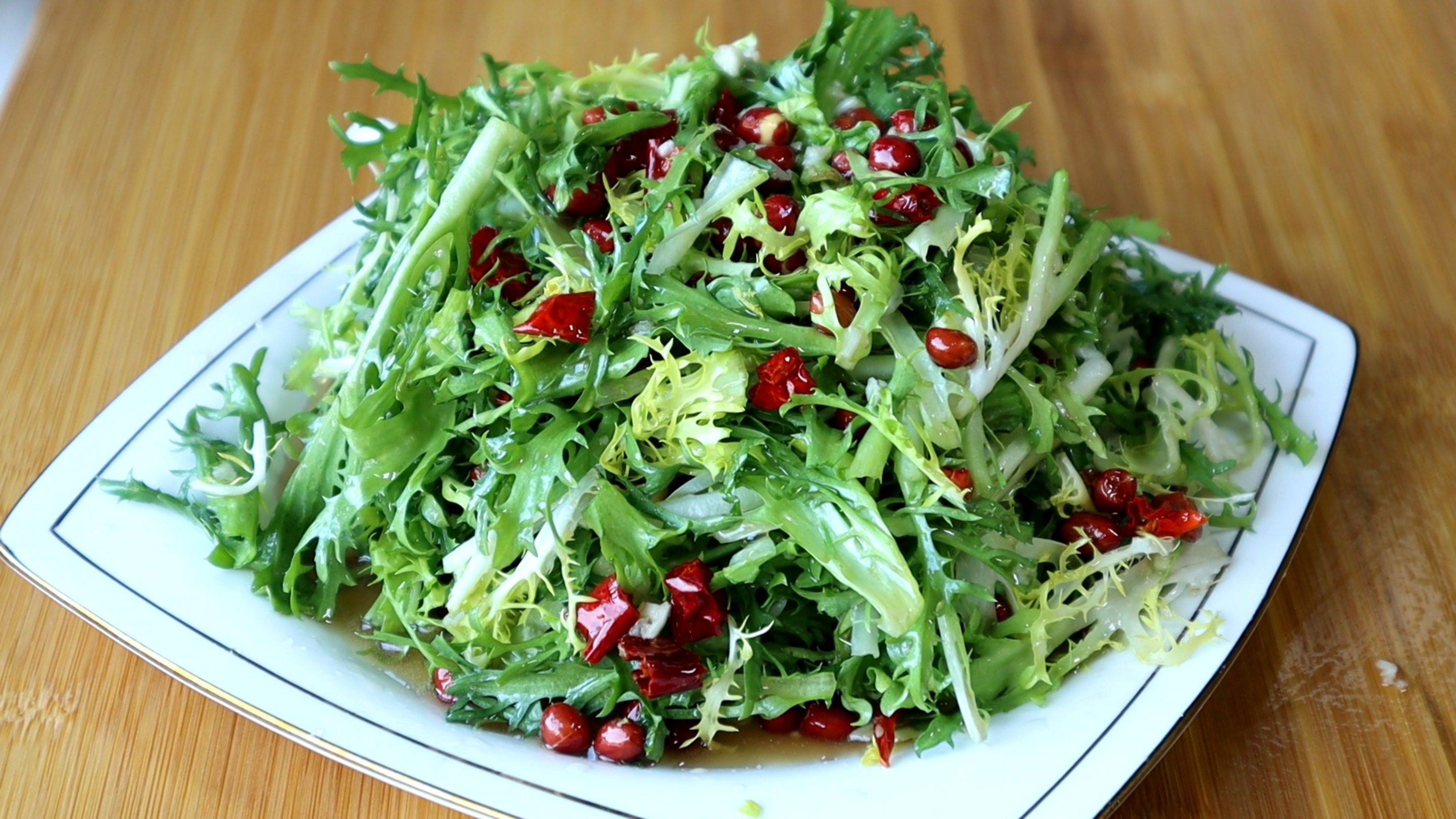 凉拌苦菊怎么做才好吃？原来诀窍在这里，酸辣爽口好吃，超简单