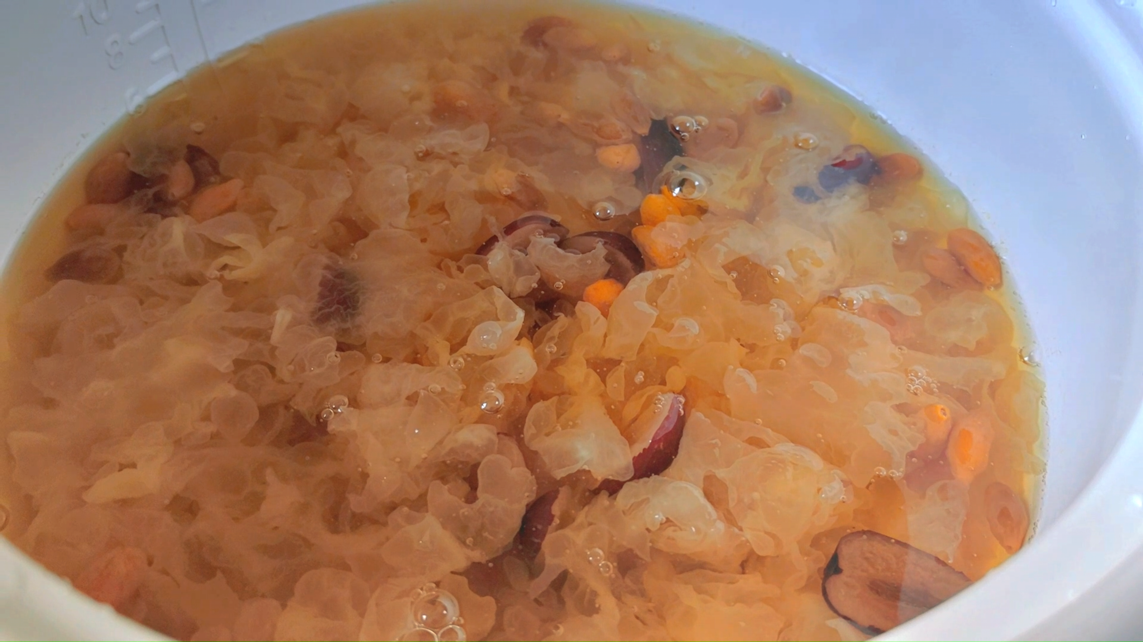 入秋了,来一碗很哇瑟的银耳红枣枸杞汤,补充胶原蛋白