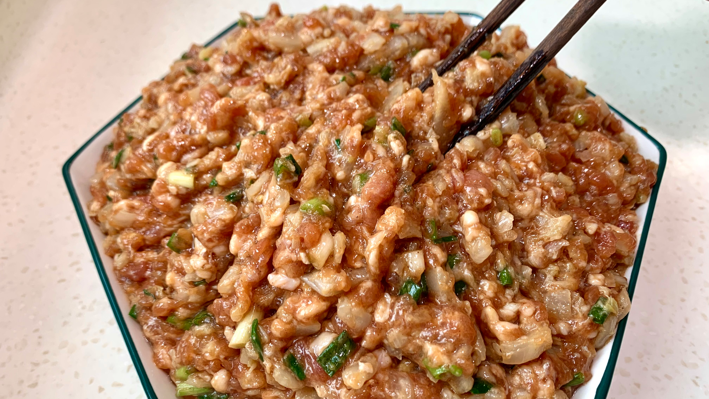 猪肉酸菜水饺馅好吃有诀窍，教你酒店调馅秘诀，鲜嫩多汁馅香味美