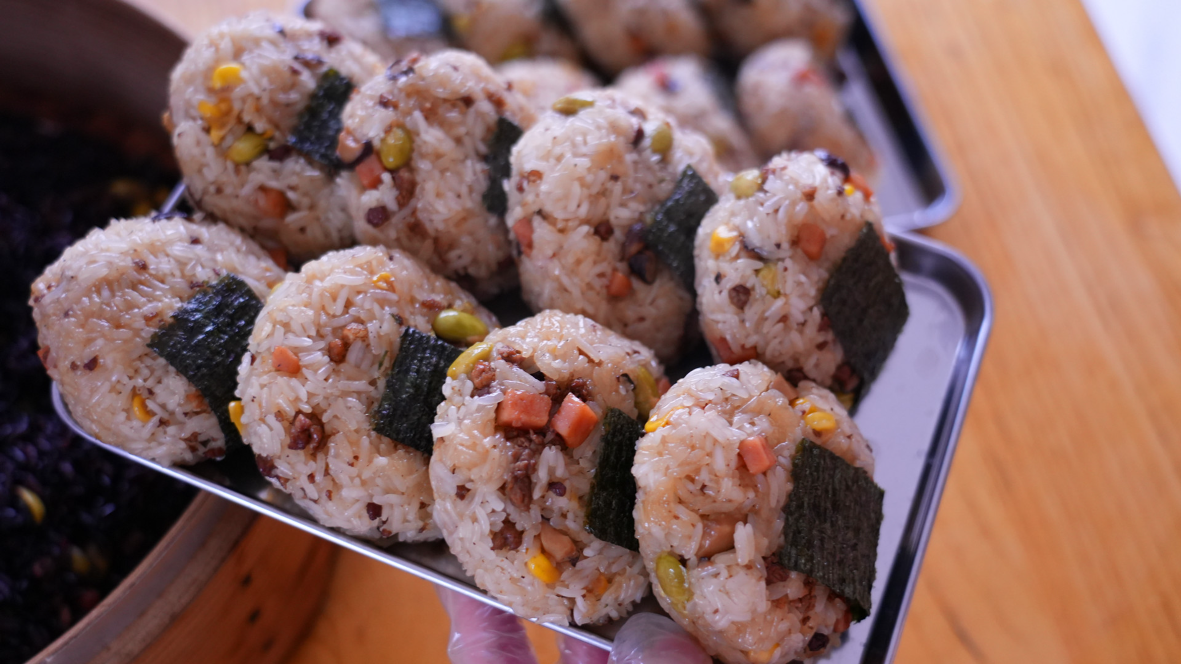 早餐吃腻了包子馒头面条，试试做肉末糯米饭团，软糯咸香好吃不腻