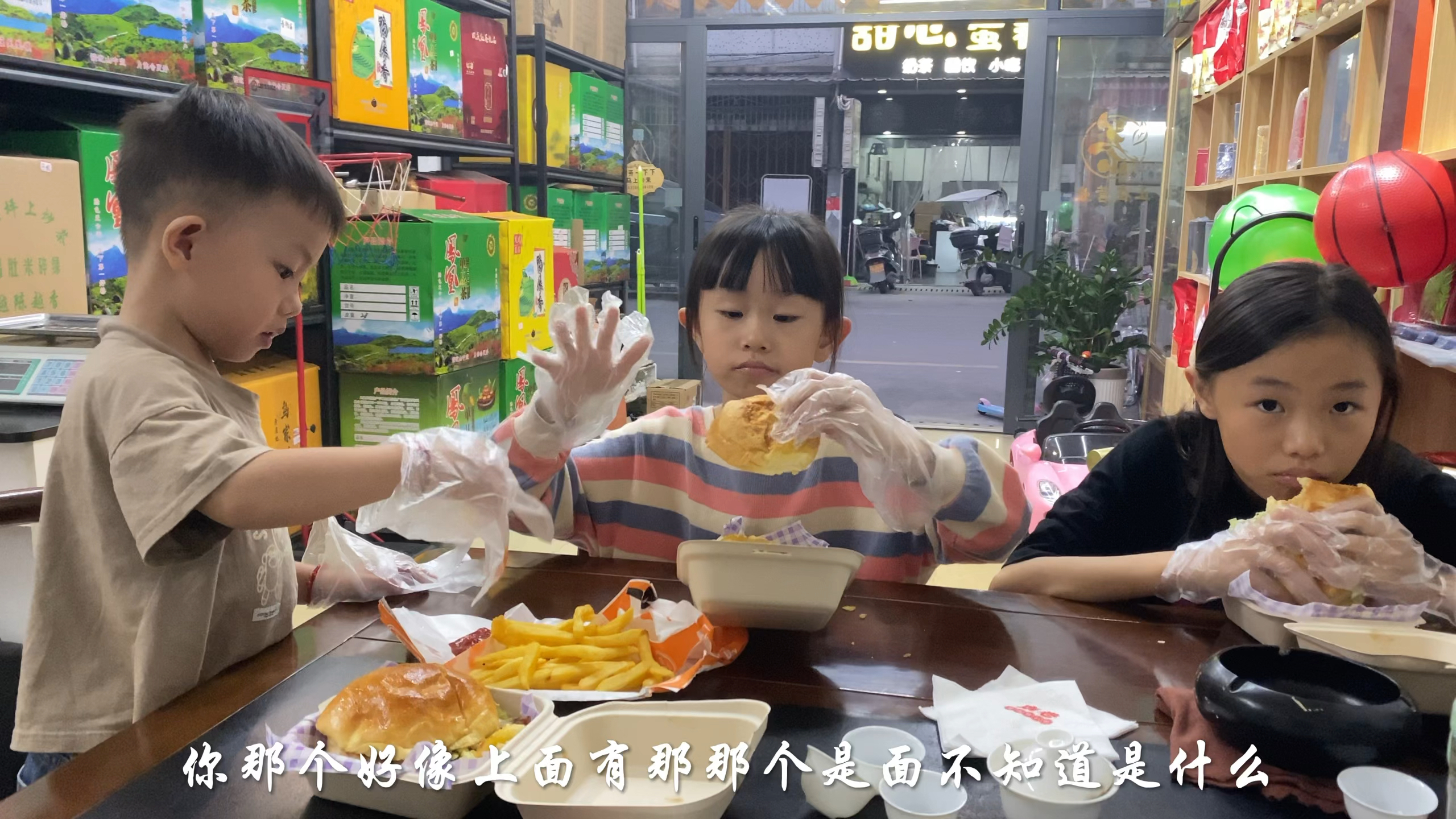 潮汕大家庭:晚饭后一家去拜神,回家打包宵夜吃,小的比大还能吃