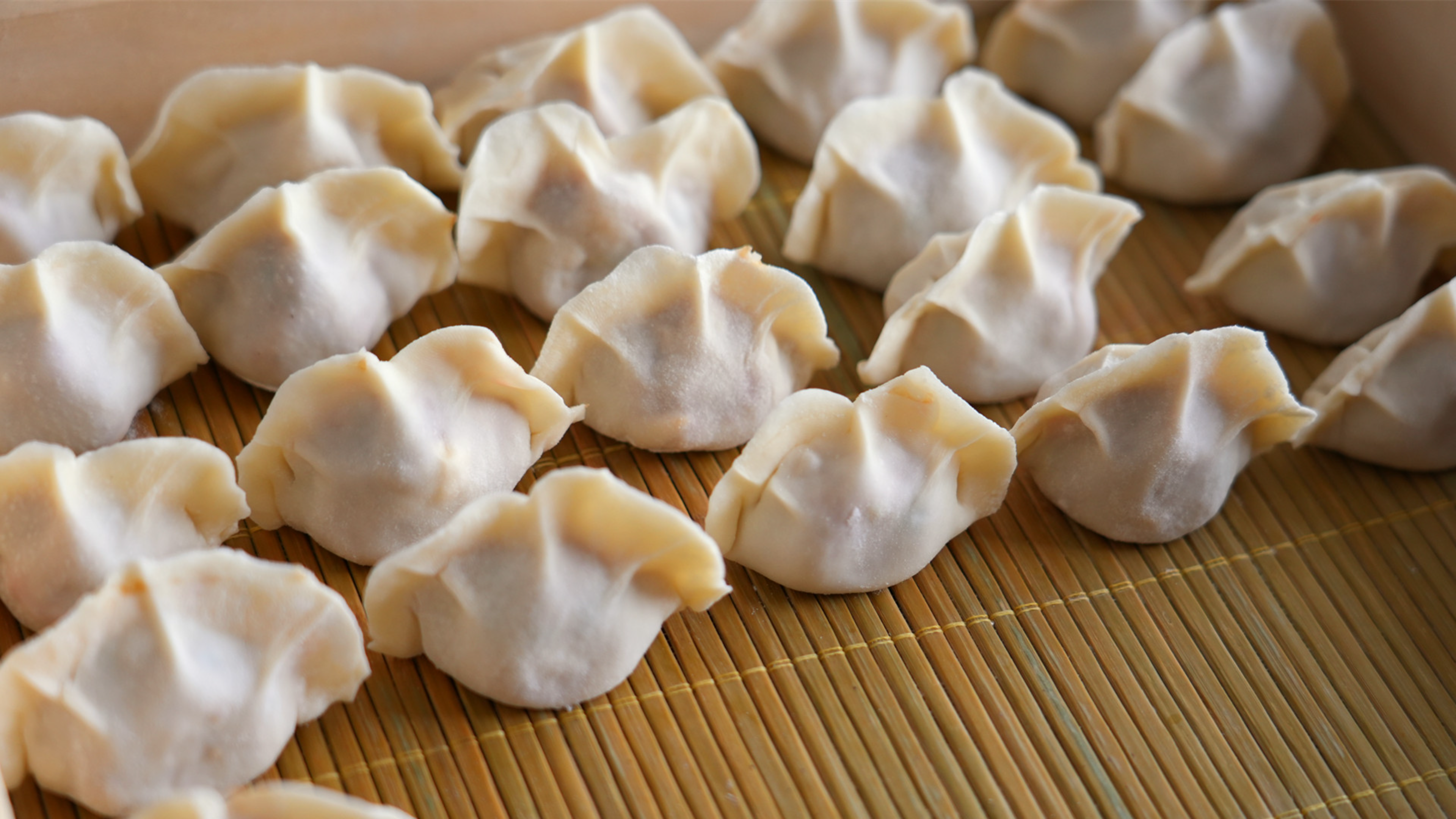 立冬在家包水饺，只要把饺子肉馅调好，各种配菜随便加，简单好吃